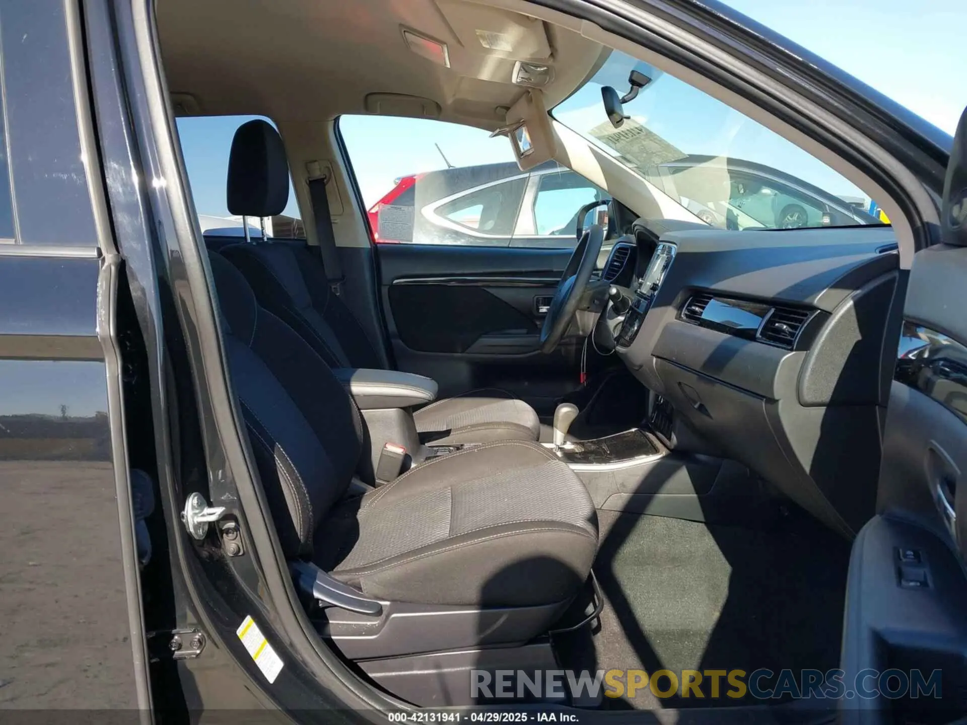 5 Photograph of a damaged car JA4AD2A32KJ002207 MITSUBISHI OUTLANDER 2019