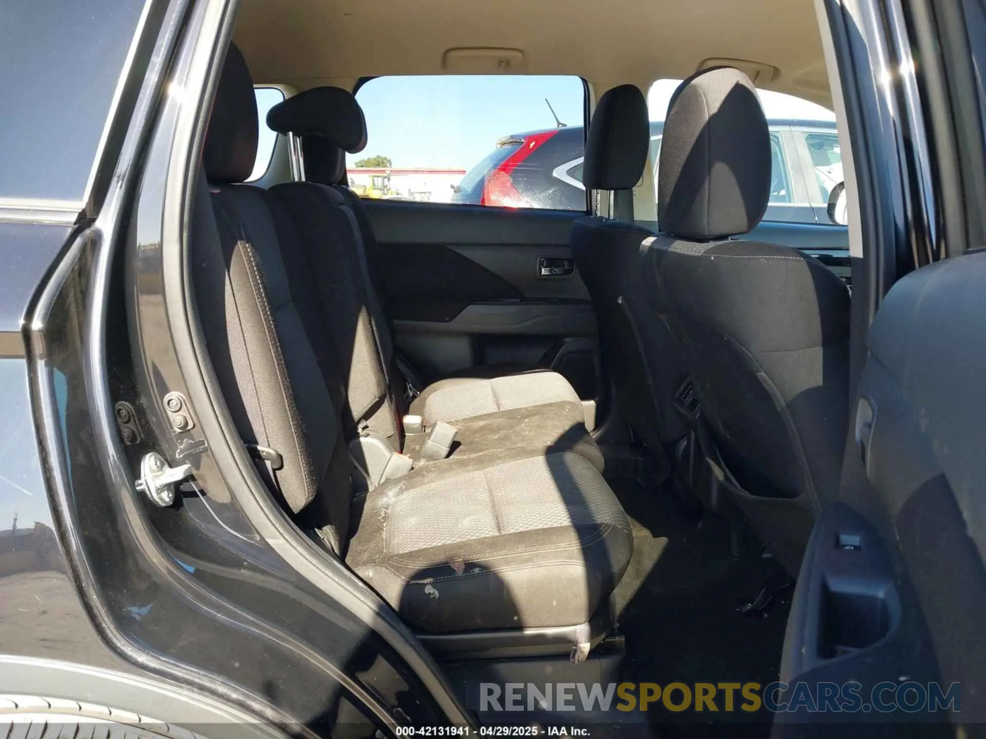 8 Photograph of a damaged car JA4AD2A32KJ002207 MITSUBISHI OUTLANDER 2019