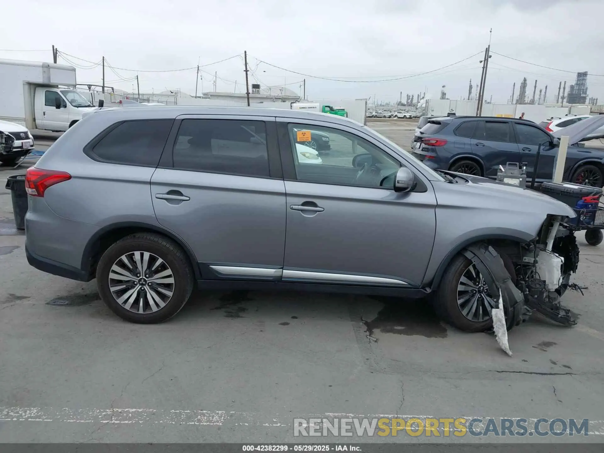 13 Photograph of a damaged car JA4AD3A32KJ000589 MITSUBISHI OUTLANDER 2019