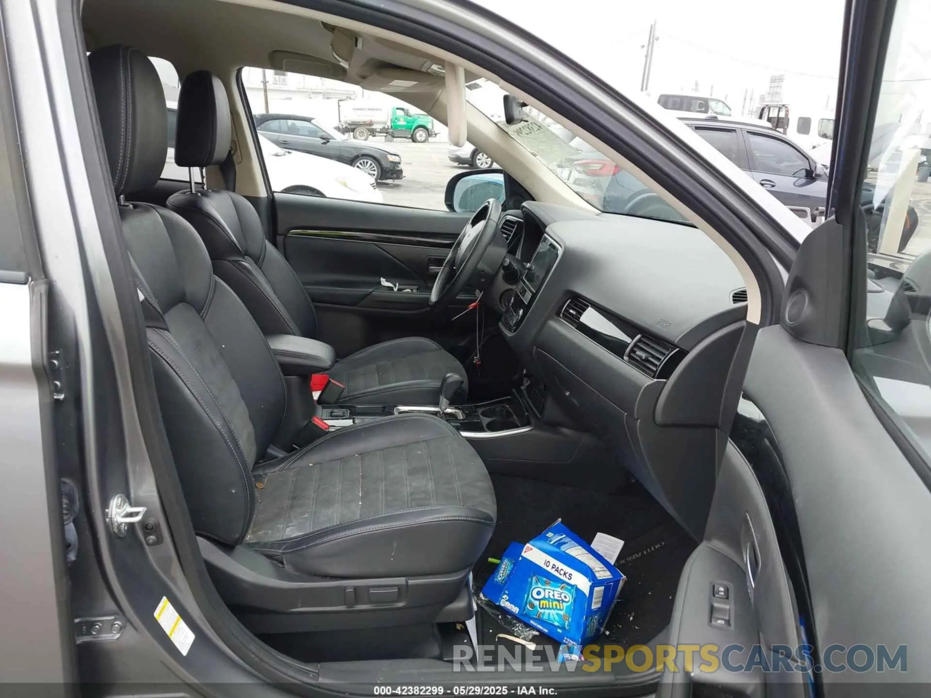 5 Photograph of a damaged car JA4AD3A32KJ000589 MITSUBISHI OUTLANDER 2019