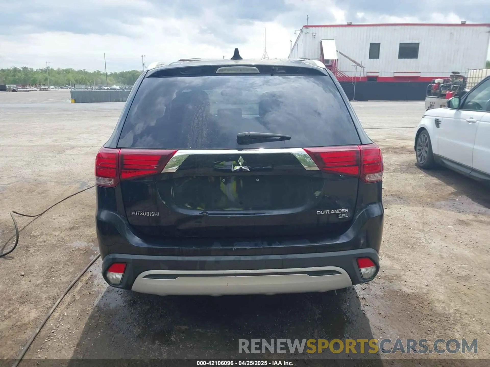 17 Photograph of a damaged car JA4AD3A32KZ014039 MITSUBISHI OUTLANDER 2019
