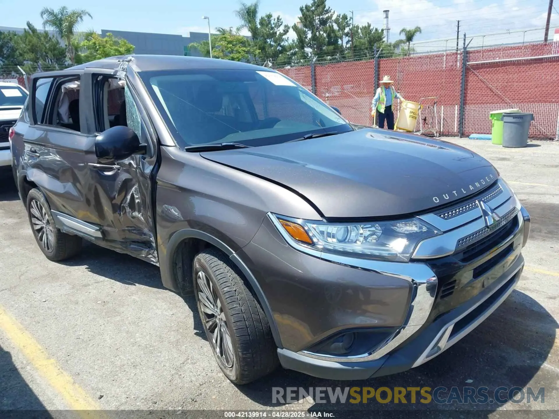 1 Фотография поврежденного автомобиля JA4AZ3A32KZ012387 MITSUBISHI OUTLANDER 2019