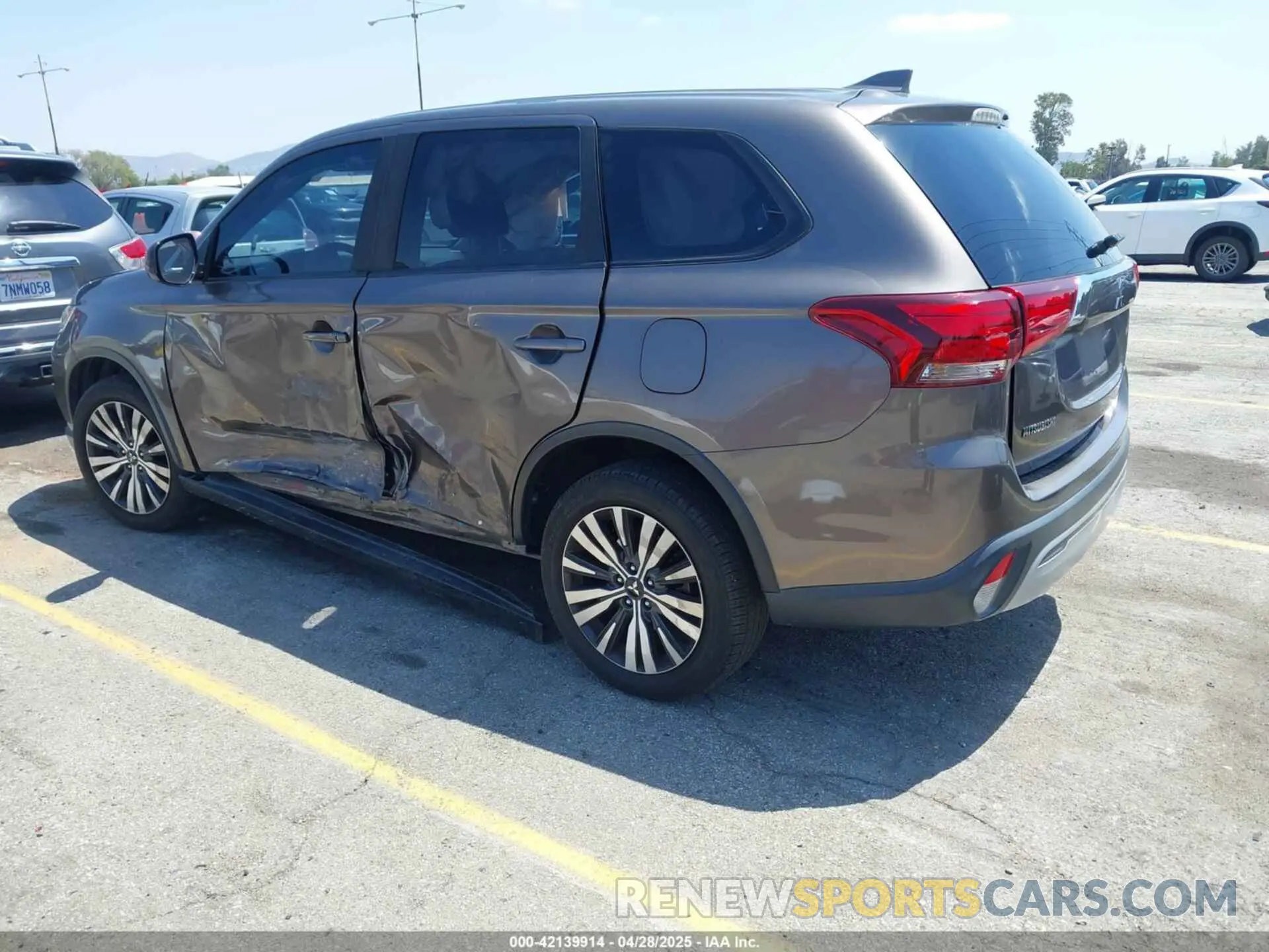 3 Фотография поврежденного автомобиля JA4AZ3A32KZ012387 MITSUBISHI OUTLANDER 2019