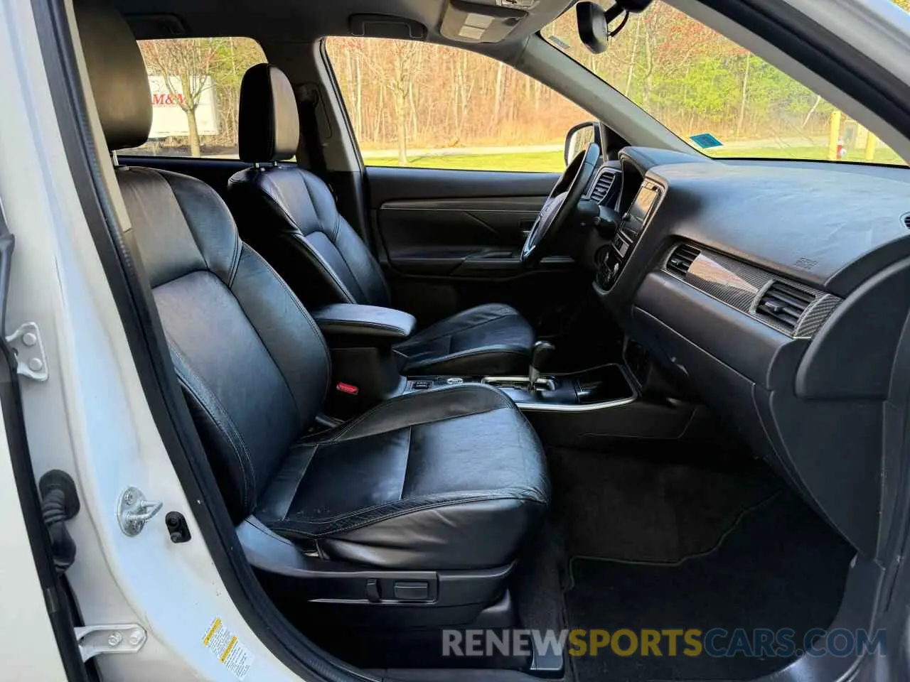 5 Photograph of a damaged car JA4AZ3A3XKZ022360 MITSUBISHI OUTLANDER 2019