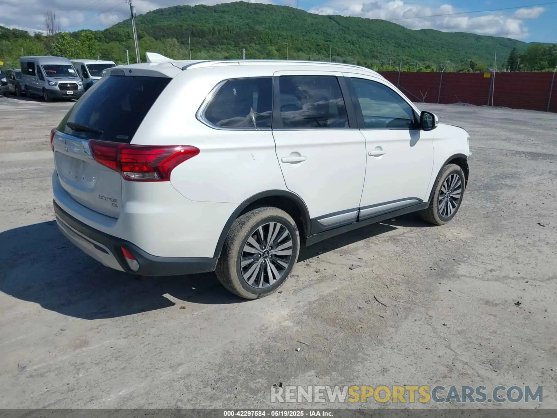 4 Photograph of a damaged car JA4AZ3A3XKZ036453 MITSUBISHI OUTLANDER 2019