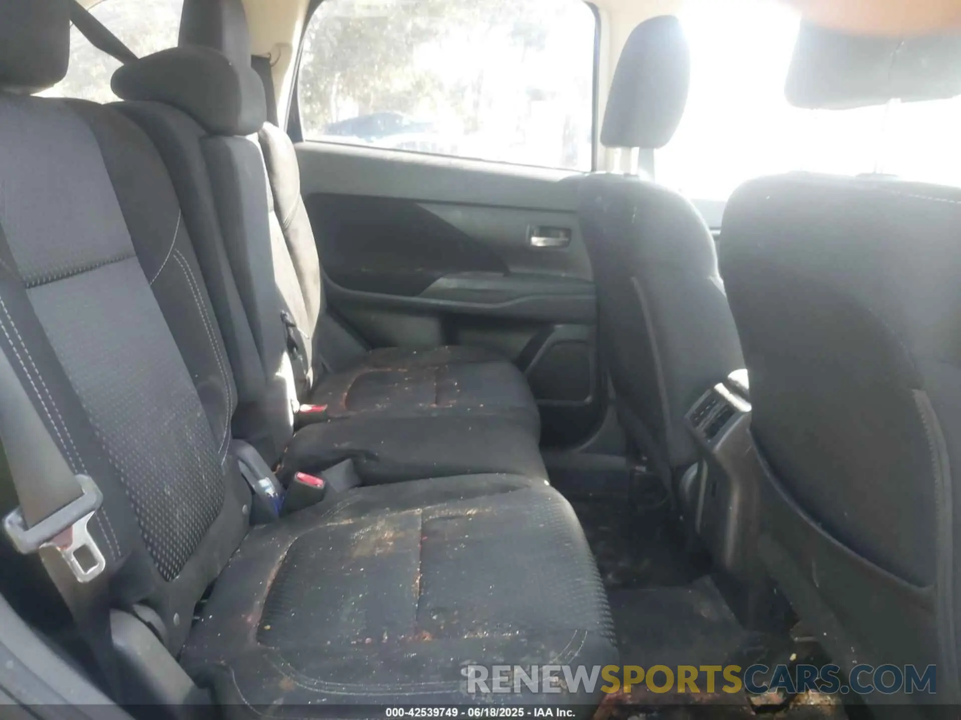 8 Photograph of a damaged car JA4AD2A31LZ018515 MITSUBISHI OUTLANDER 2020