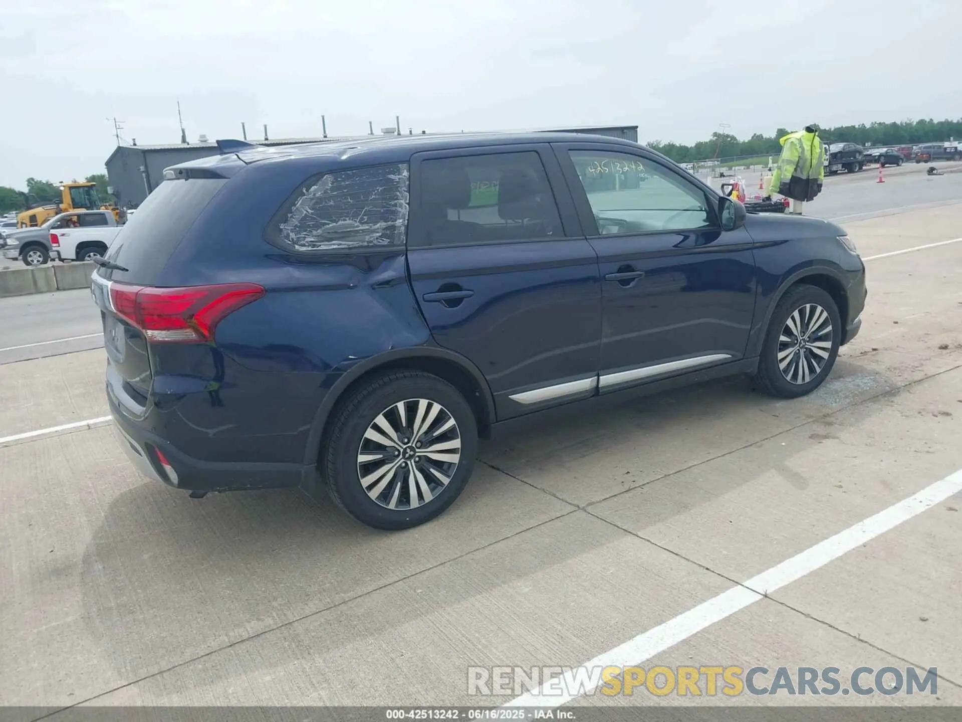 4 Photograph of a damaged car JA4AD2A32LZ013274 MITSUBISHI OUTLANDER 2020