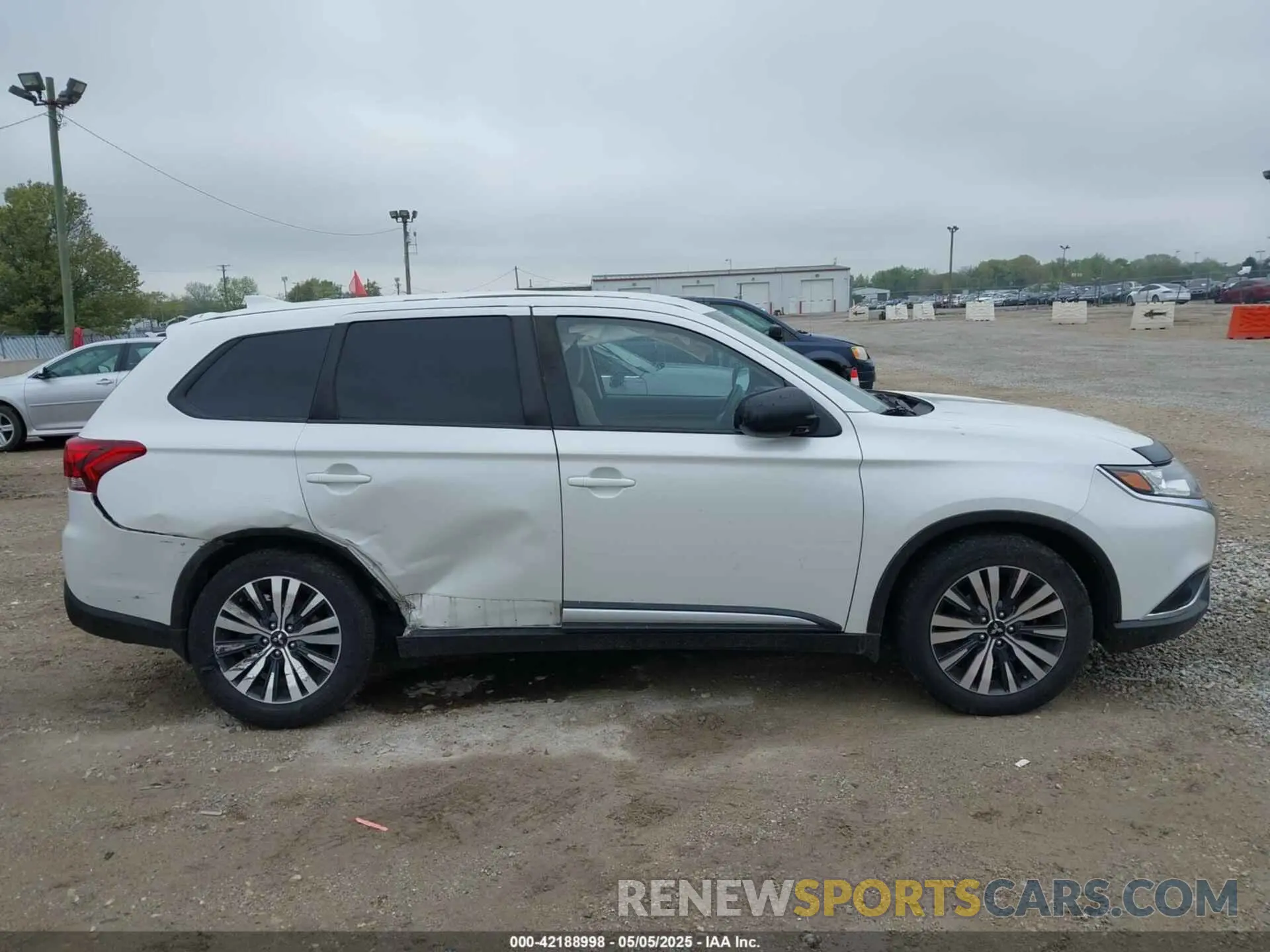 13 Photograph of a damaged car JA4AD2A39LZ004880 MITSUBISHI OUTLANDER 2020
