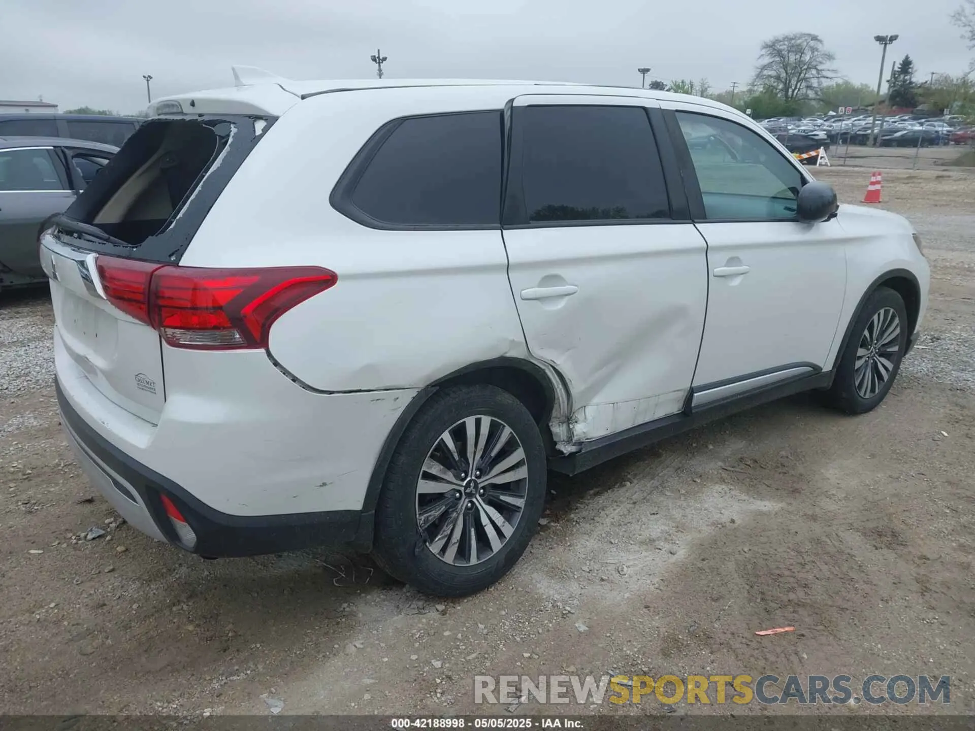 4 Photograph of a damaged car JA4AD2A39LZ004880 MITSUBISHI OUTLANDER 2020