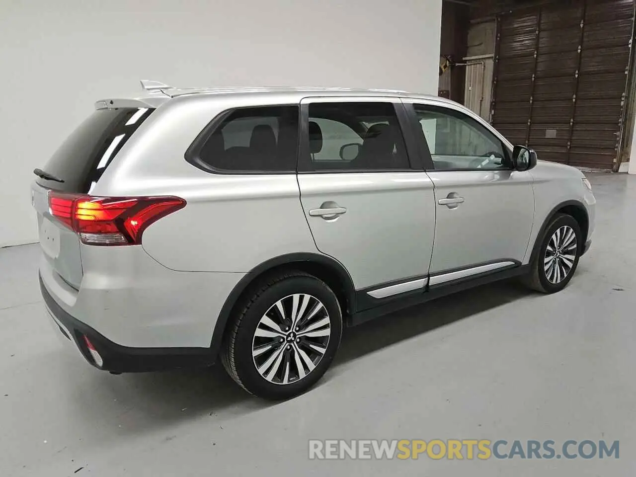 3 Фотография поврежденного автомобиля JA4AD2A3XLZ039573 MITSUBISHI OUTLANDER 2020