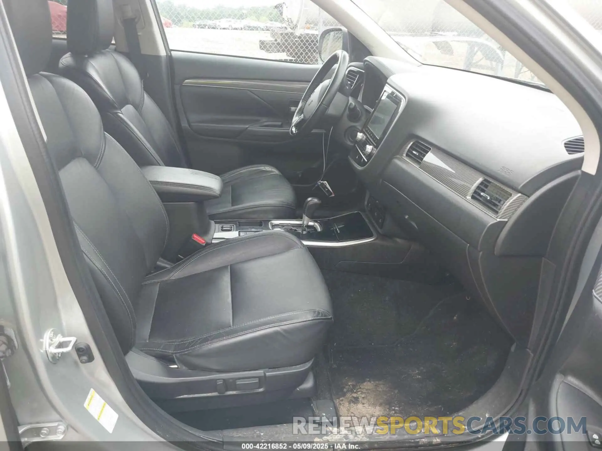 5 Photograph of a damaged car JA4AD3A30LZ021489 MITSUBISHI OUTLANDER 2020