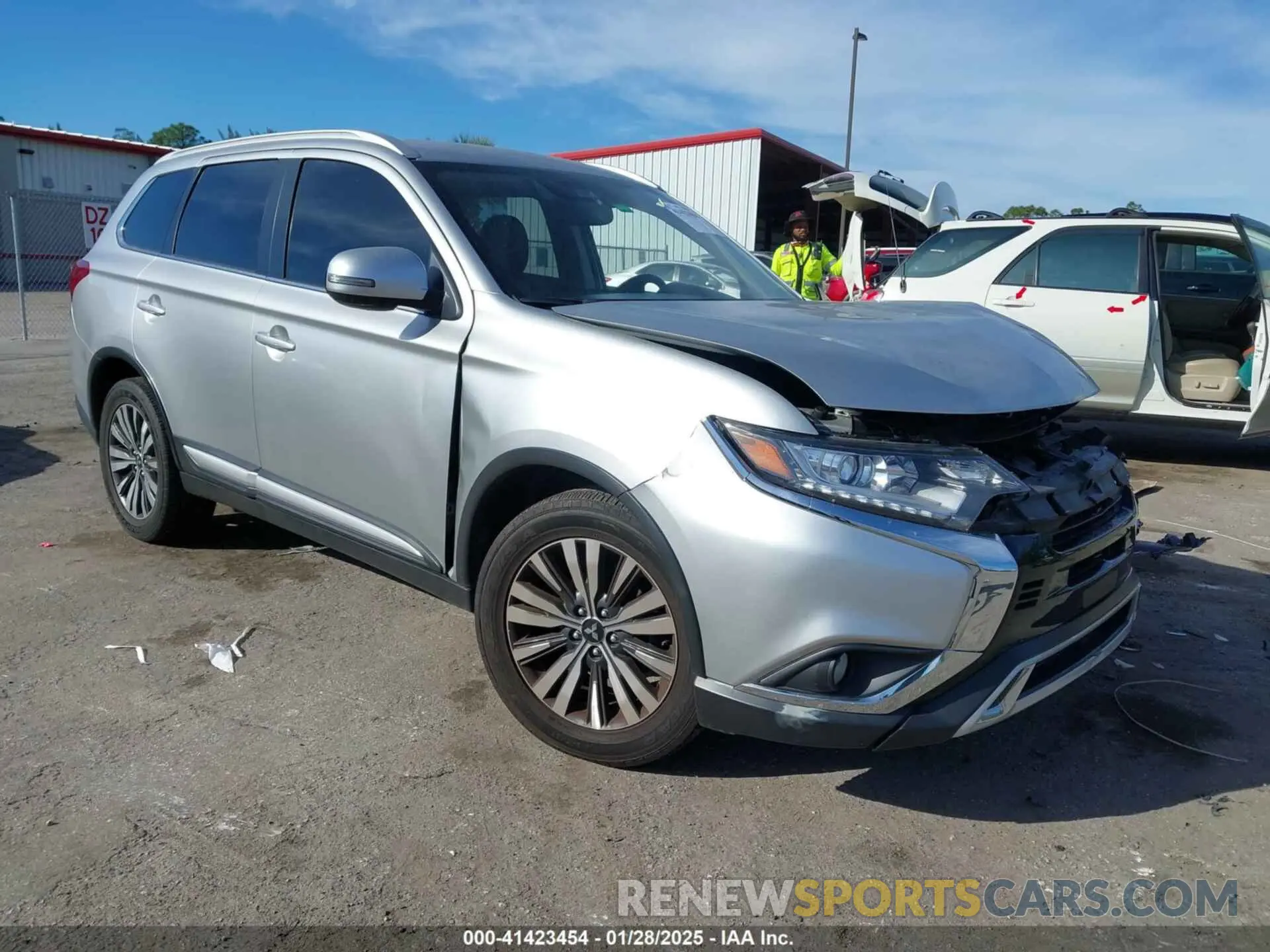 1 Фотография поврежденного автомобиля JA4AD3A35LZ030088 MITSUBISHI OUTLANDER 2020
