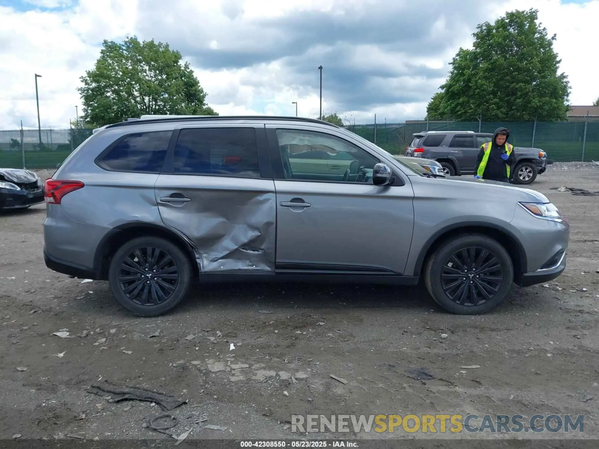 12 Photograph of a damaged car JA4AD3A37LZ036944 MITSUBISHI OUTLANDER 2020