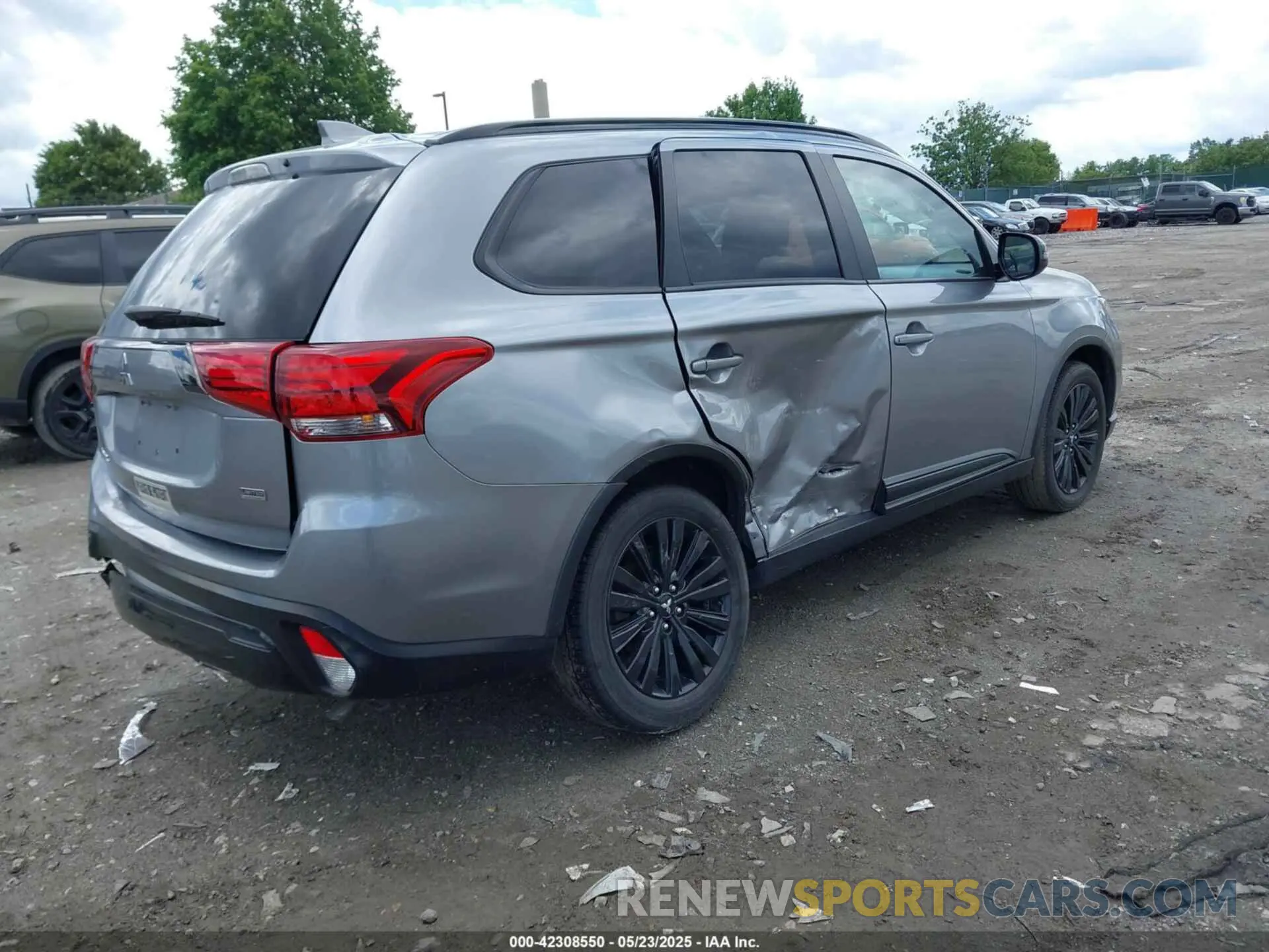4 Photograph of a damaged car JA4AD3A37LZ036944 MITSUBISHI OUTLANDER 2020
