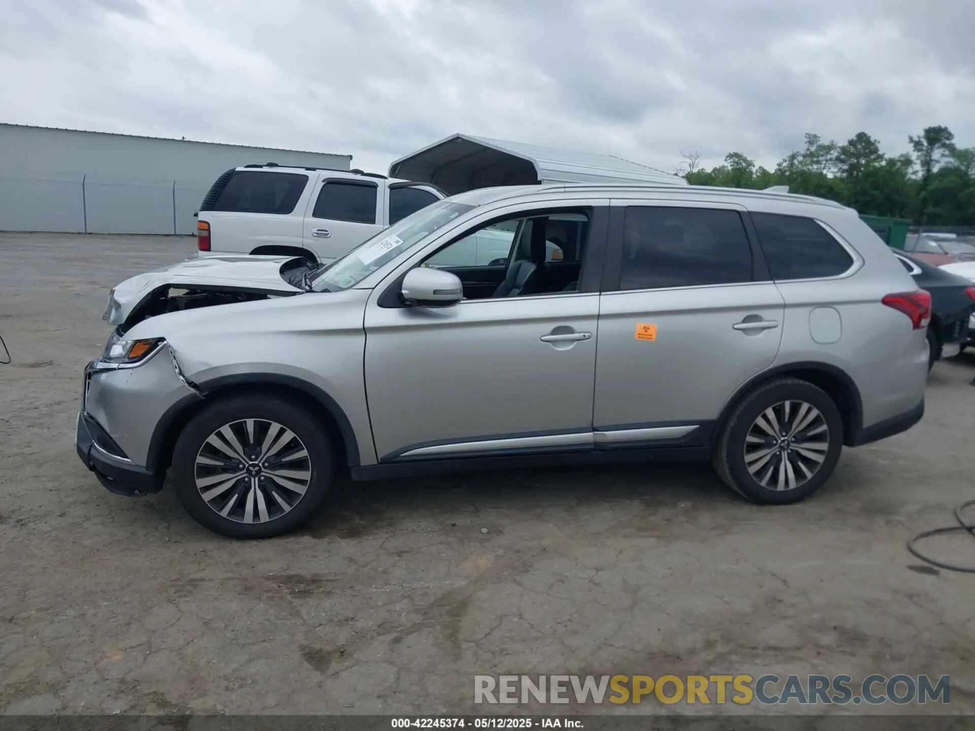 14 Photograph of a damaged car JA4AD3A39LZ034015 MITSUBISHI OUTLANDER 2020