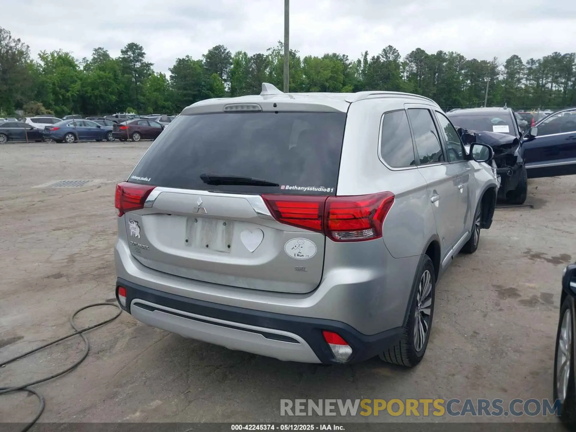 4 Photograph of a damaged car JA4AD3A39LZ034015 MITSUBISHI OUTLANDER 2020