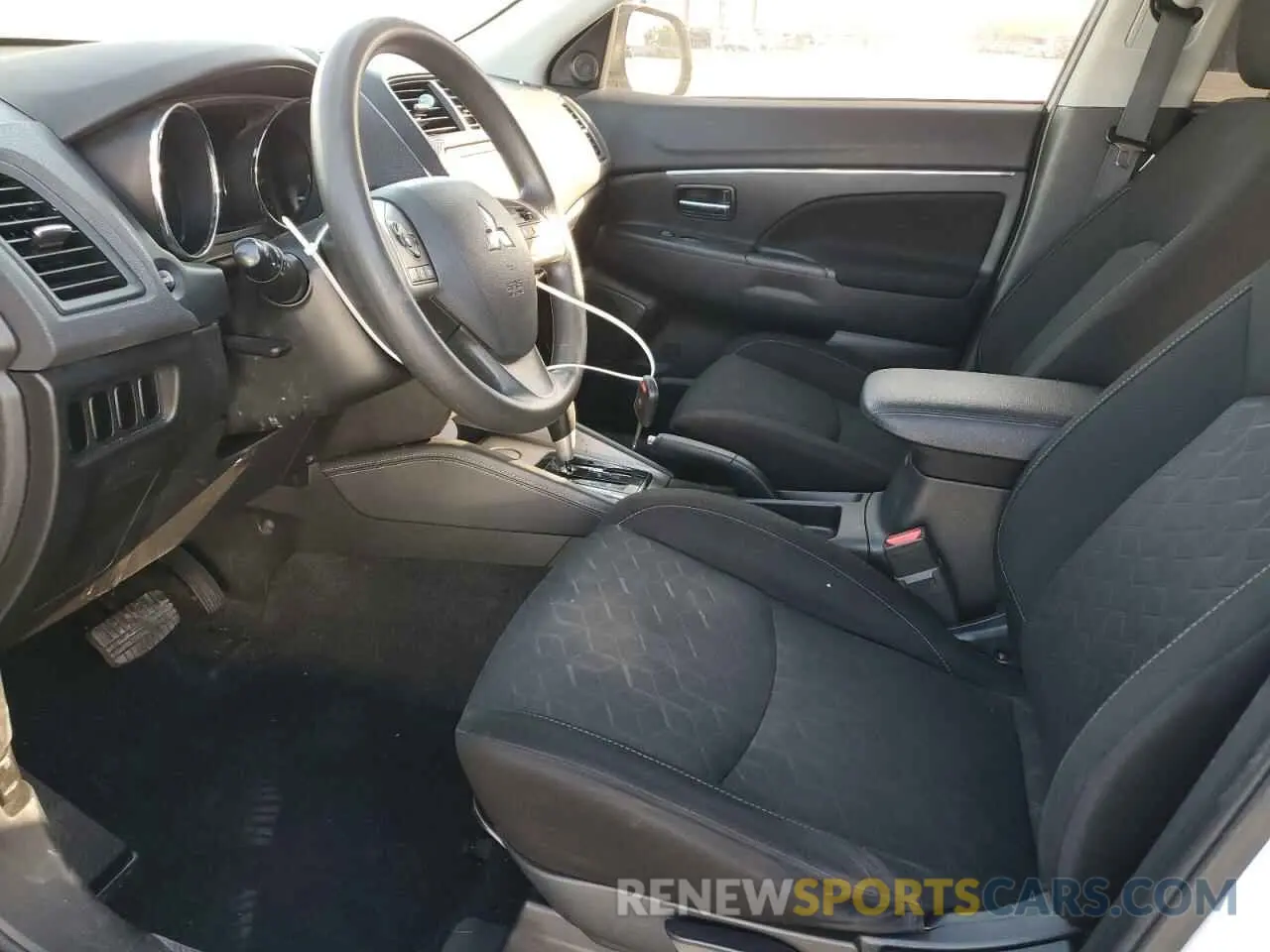 7 Photograph of a damaged car JA4AP3AU8LU016571 MITSUBISHI OUTLANDER 2020