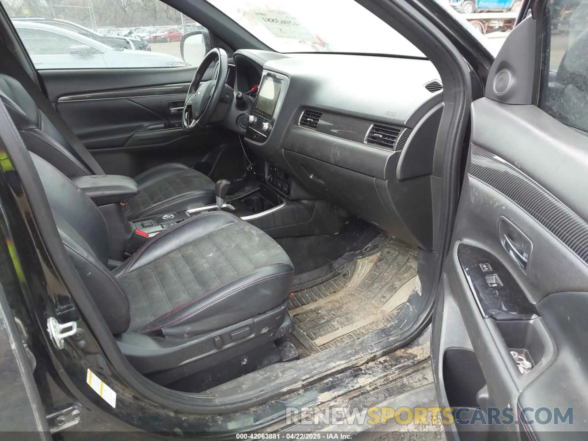 5 Photograph of a damaged car JA4AZ3A31LZ035712 MITSUBISHI OUTLANDER 2020