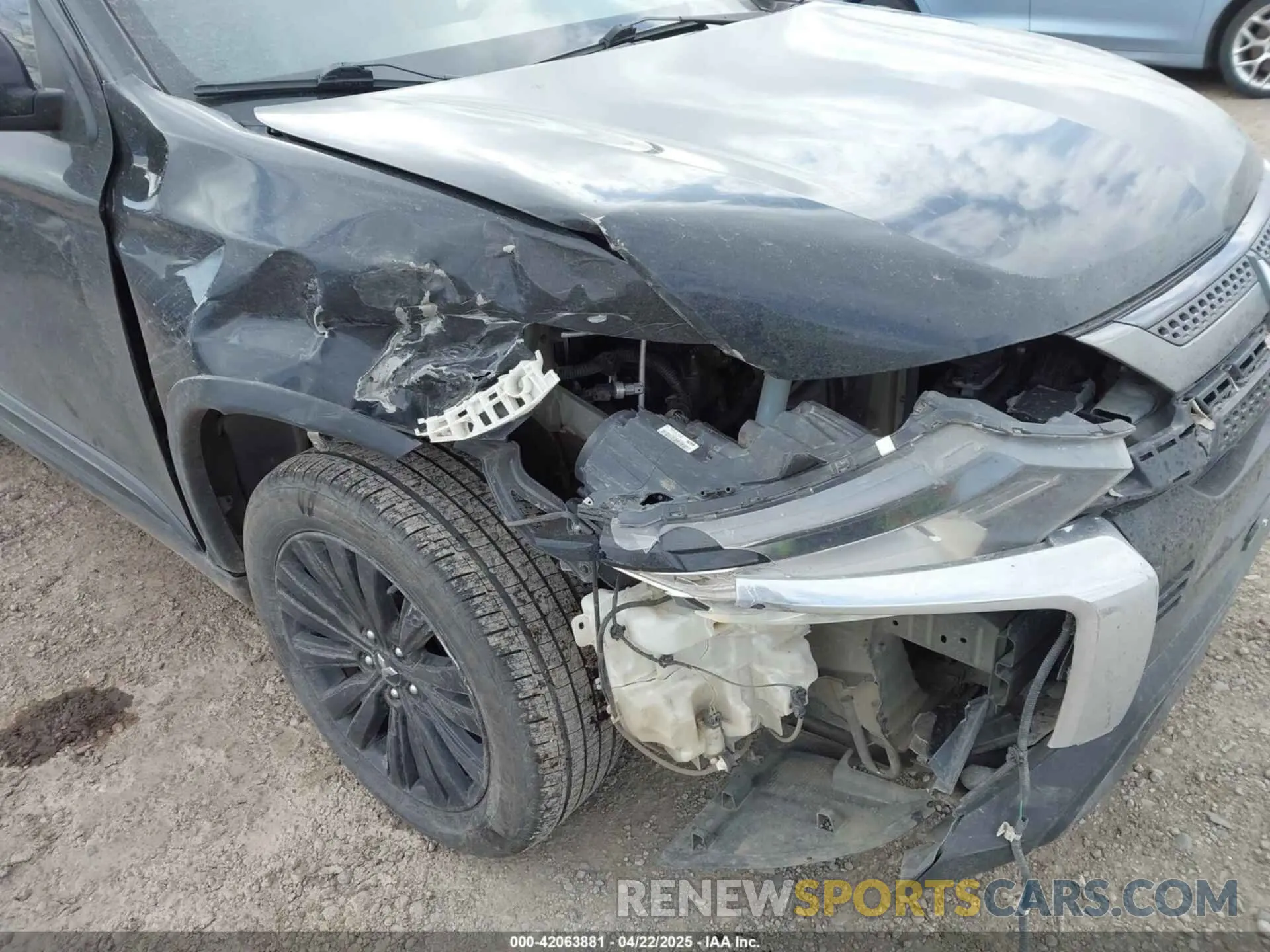 6 Photograph of a damaged car JA4AZ3A31LZ035712 MITSUBISHI OUTLANDER 2020