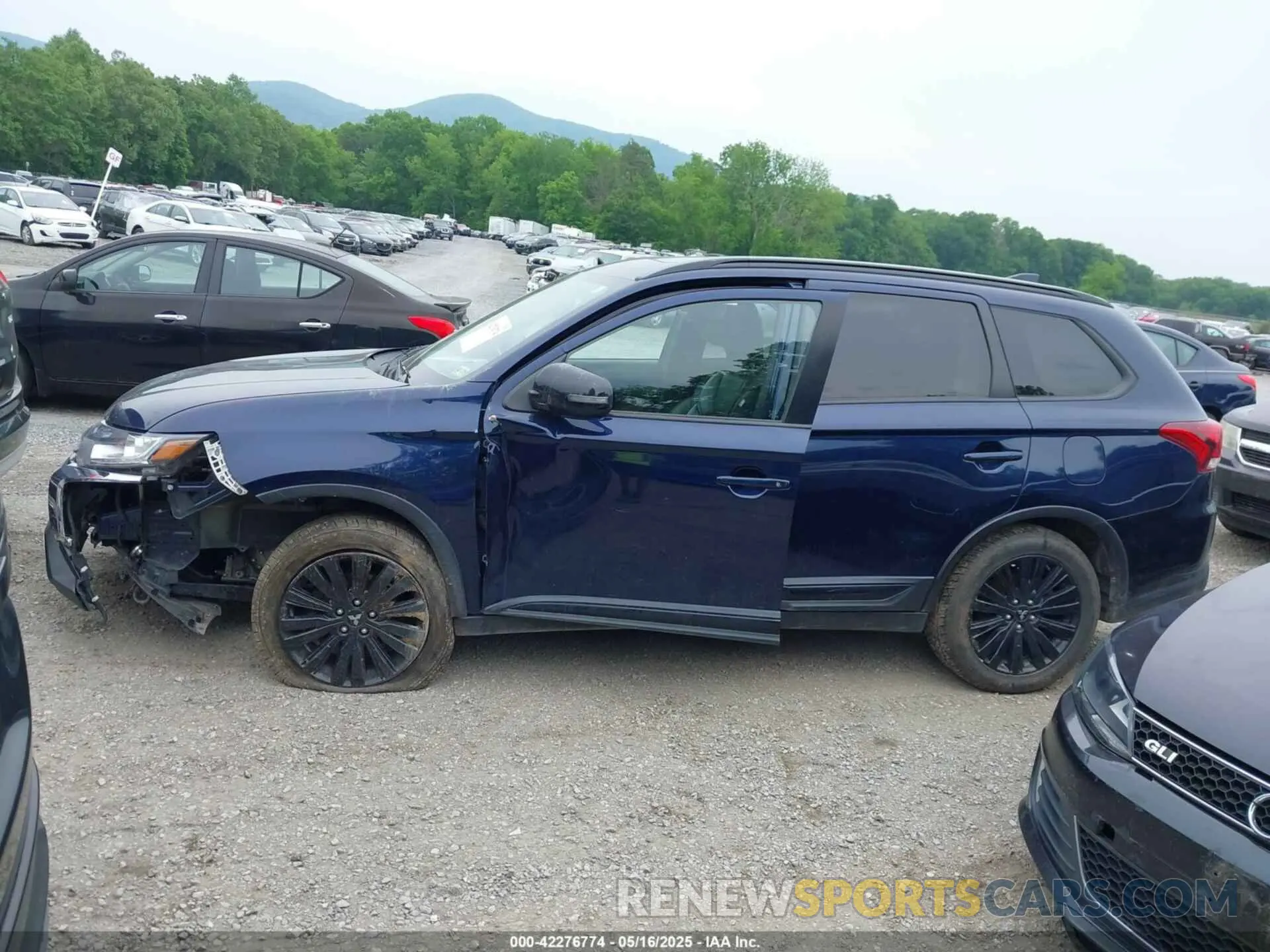 14 Photograph of a damaged car JA4AZ3A31LZ042840 MITSUBISHI OUTLANDER 2020