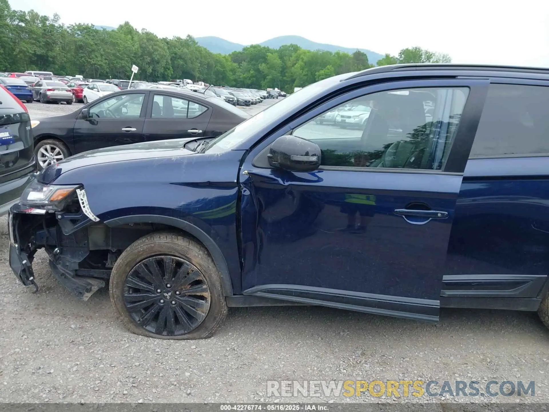 17 Photograph of a damaged car JA4AZ3A31LZ042840 MITSUBISHI OUTLANDER 2020