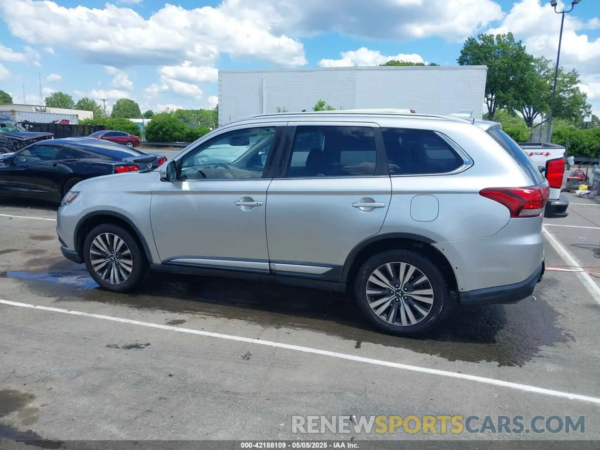 14 Photograph of a damaged car JA4AZ3A34LZ040810 MITSUBISHI OUTLANDER 2020