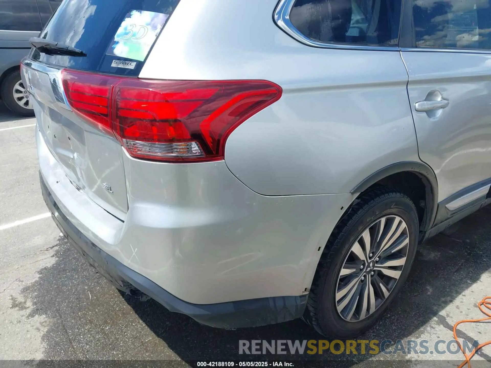 17 Photograph of a damaged car JA4AZ3A34LZ040810 MITSUBISHI OUTLANDER 2020