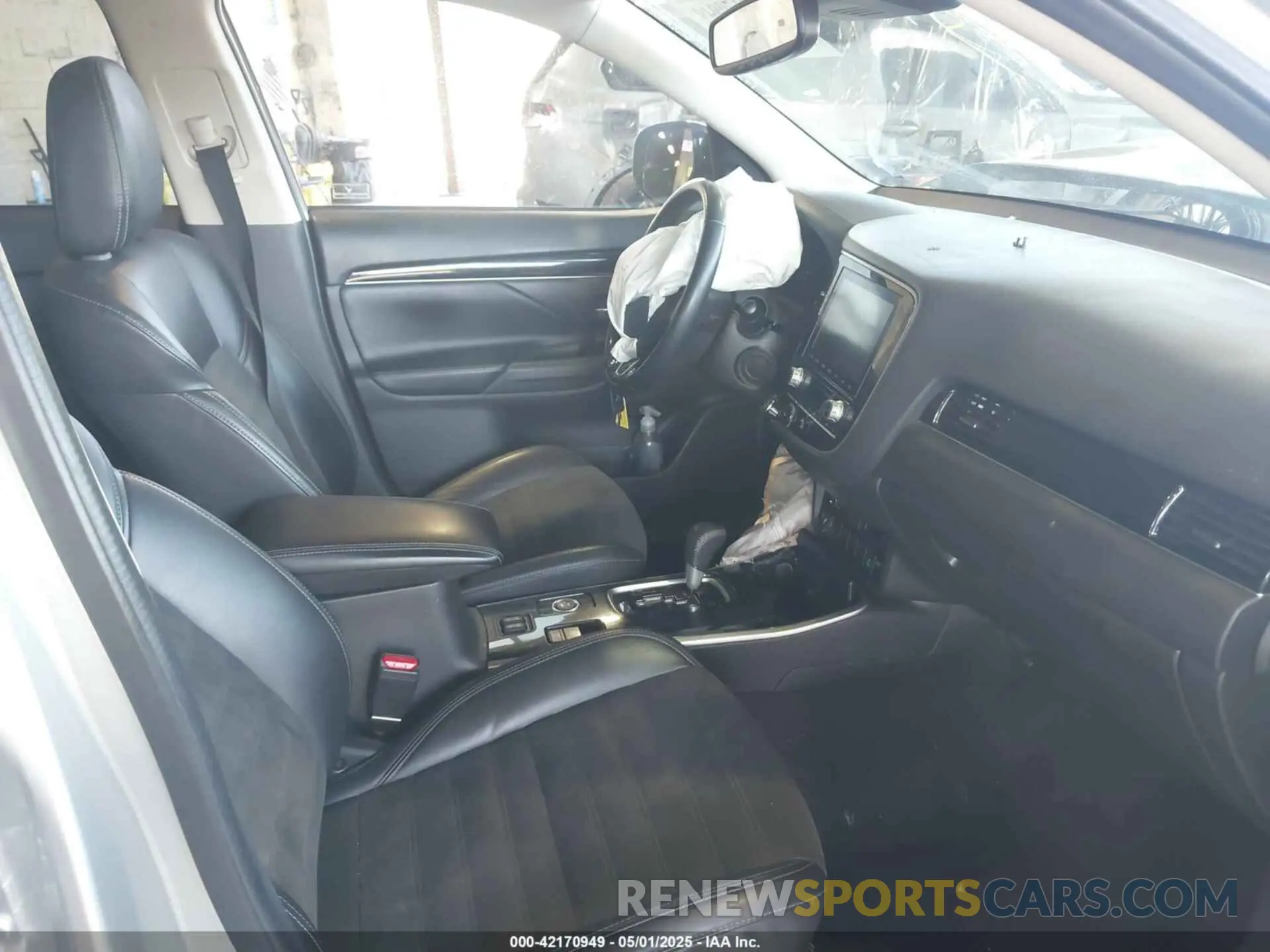 5 Photograph of a damaged car JA4AZ3A34LZ044369 MITSUBISHI OUTLANDER 2020