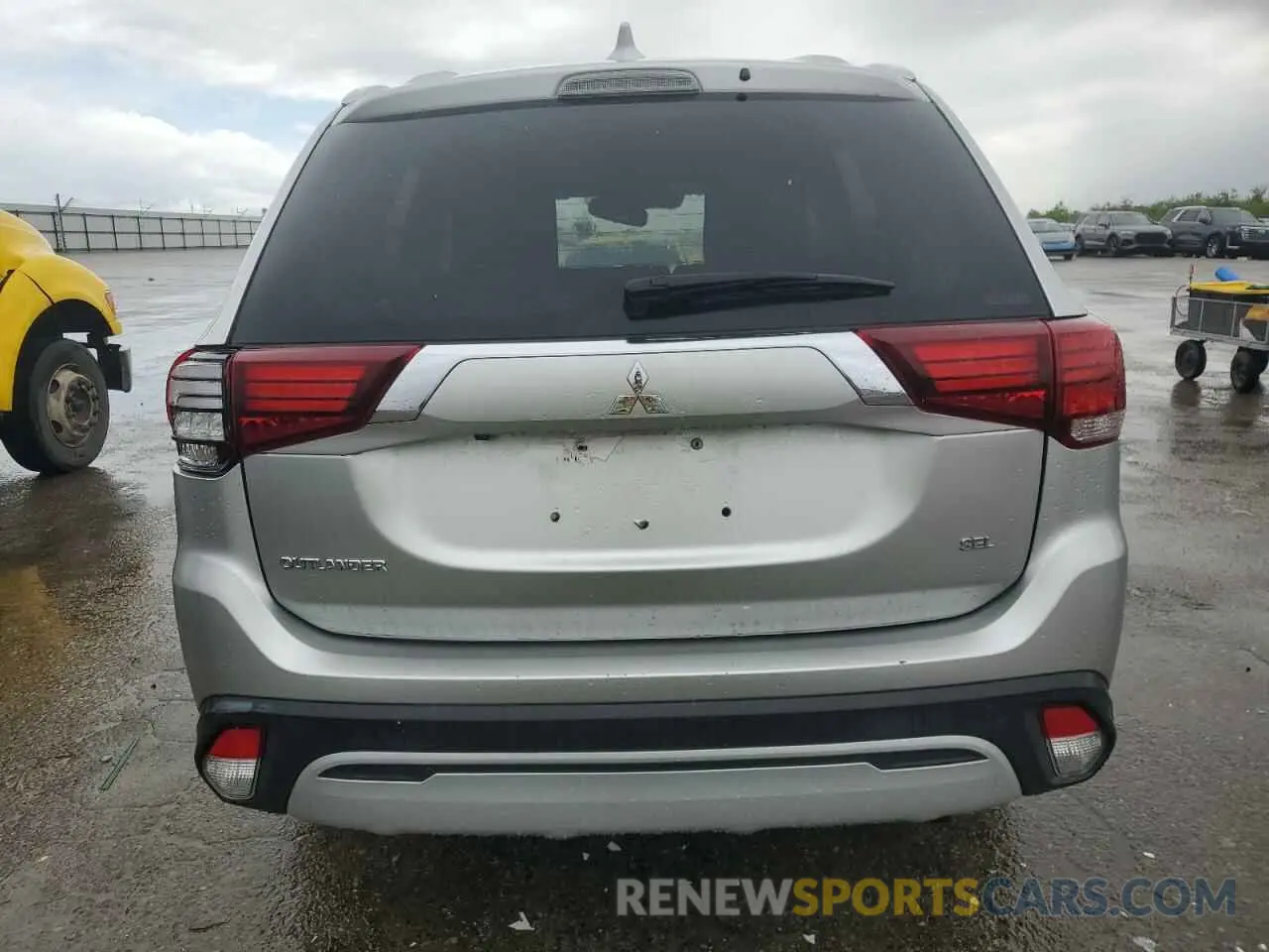 6 Photograph of a damaged car JA4AZ3A35LZ035034 MITSUBISHI OUTLANDER 2020