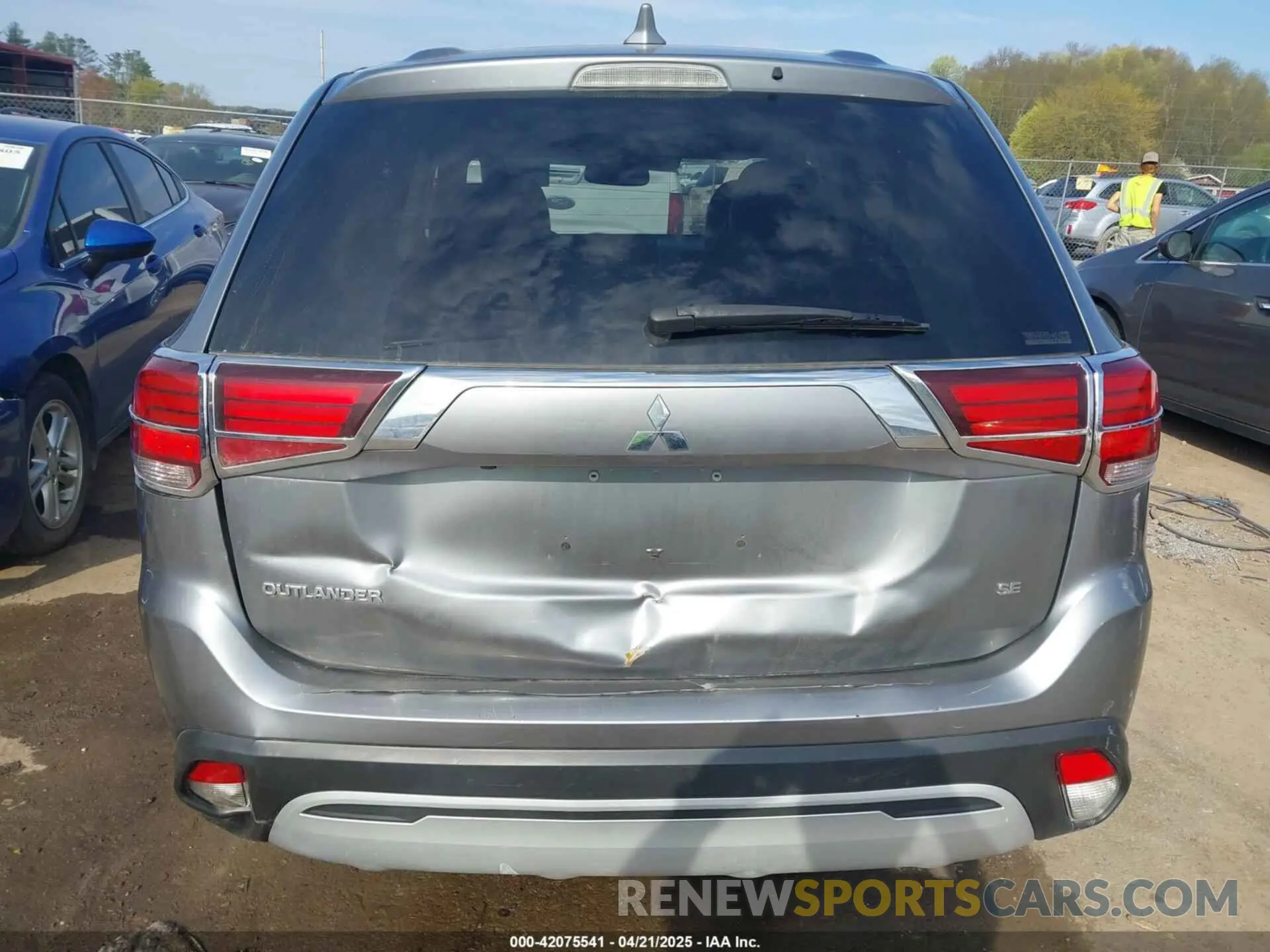 18 Photograph of a damaged car JA4AZ3A36LZ043837 MITSUBISHI OUTLANDER 2020
