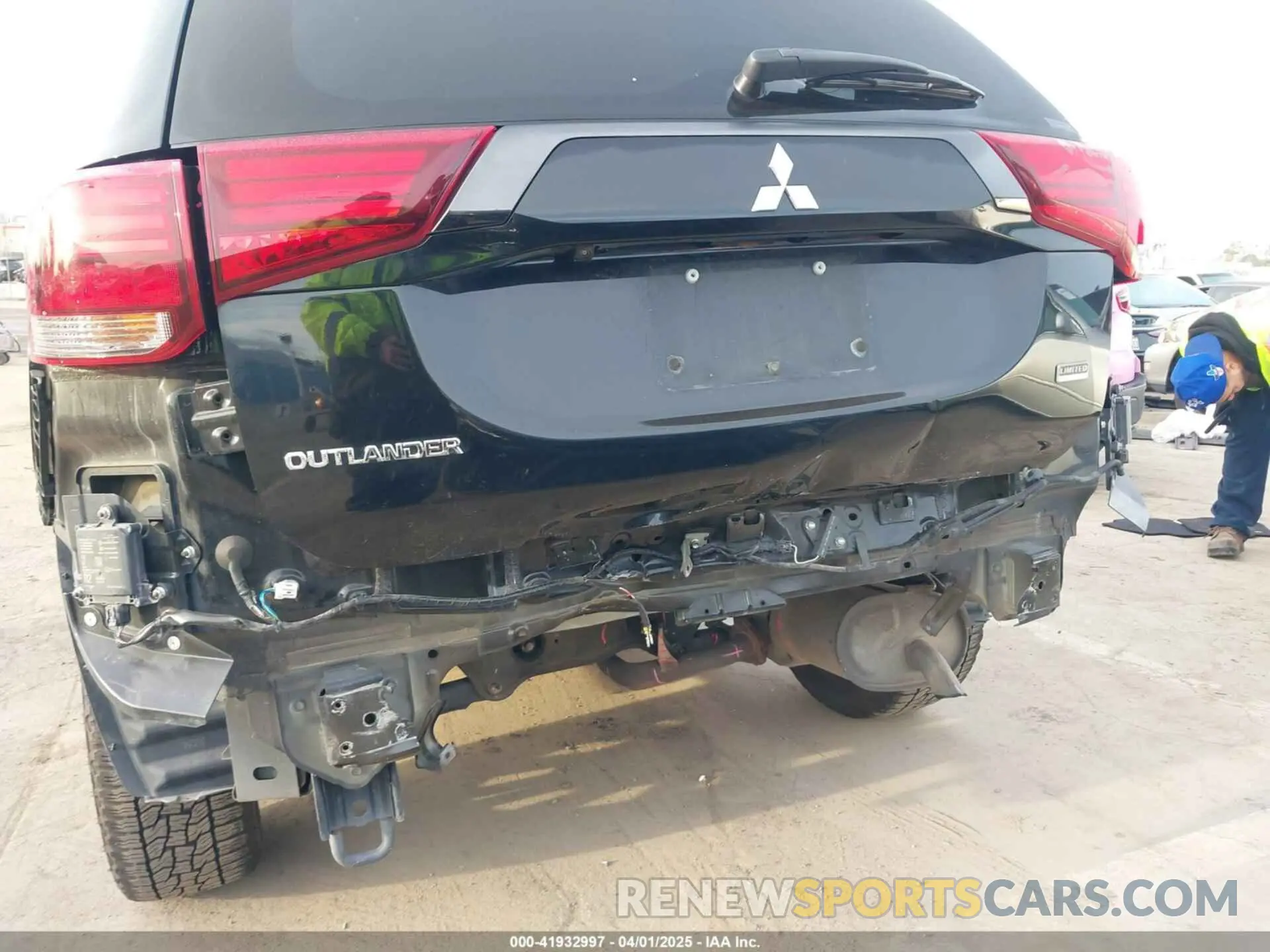 6 Photograph of a damaged car JA4AZ3A37LZ043216 MITSUBISHI OUTLANDER 2020