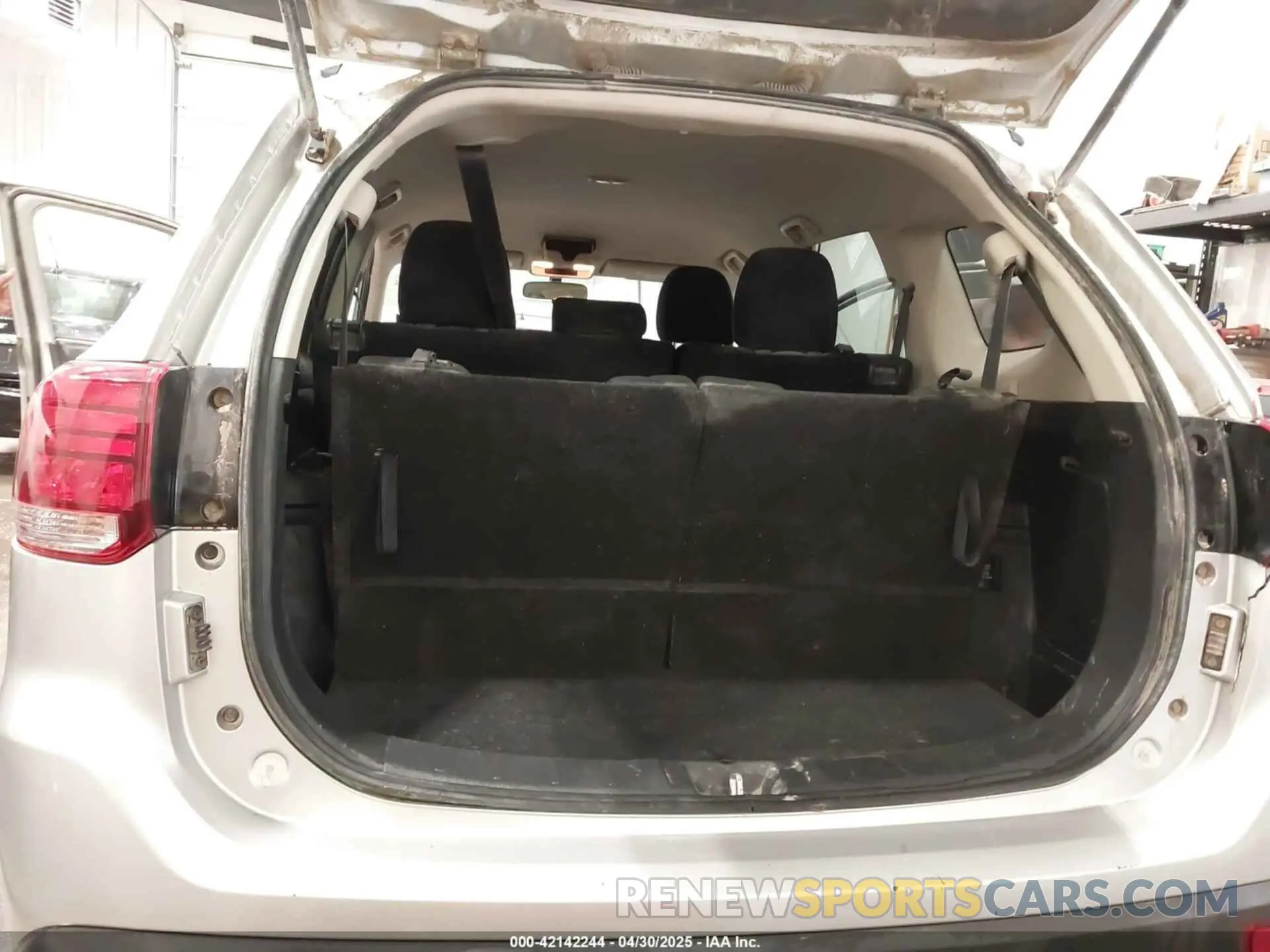 18 Photograph of a damaged car JA4AZ3A38LZ018227 MITSUBISHI OUTLANDER 2020