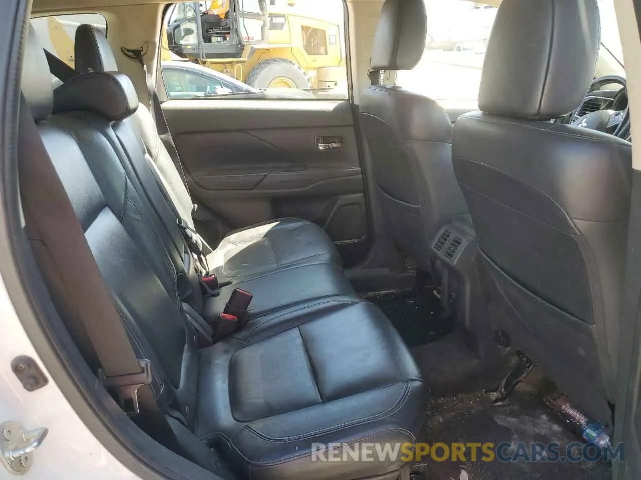 11 Photograph of a damaged car JA4AZ3A38LZ024870 MITSUBISHI OUTLANDER 2020