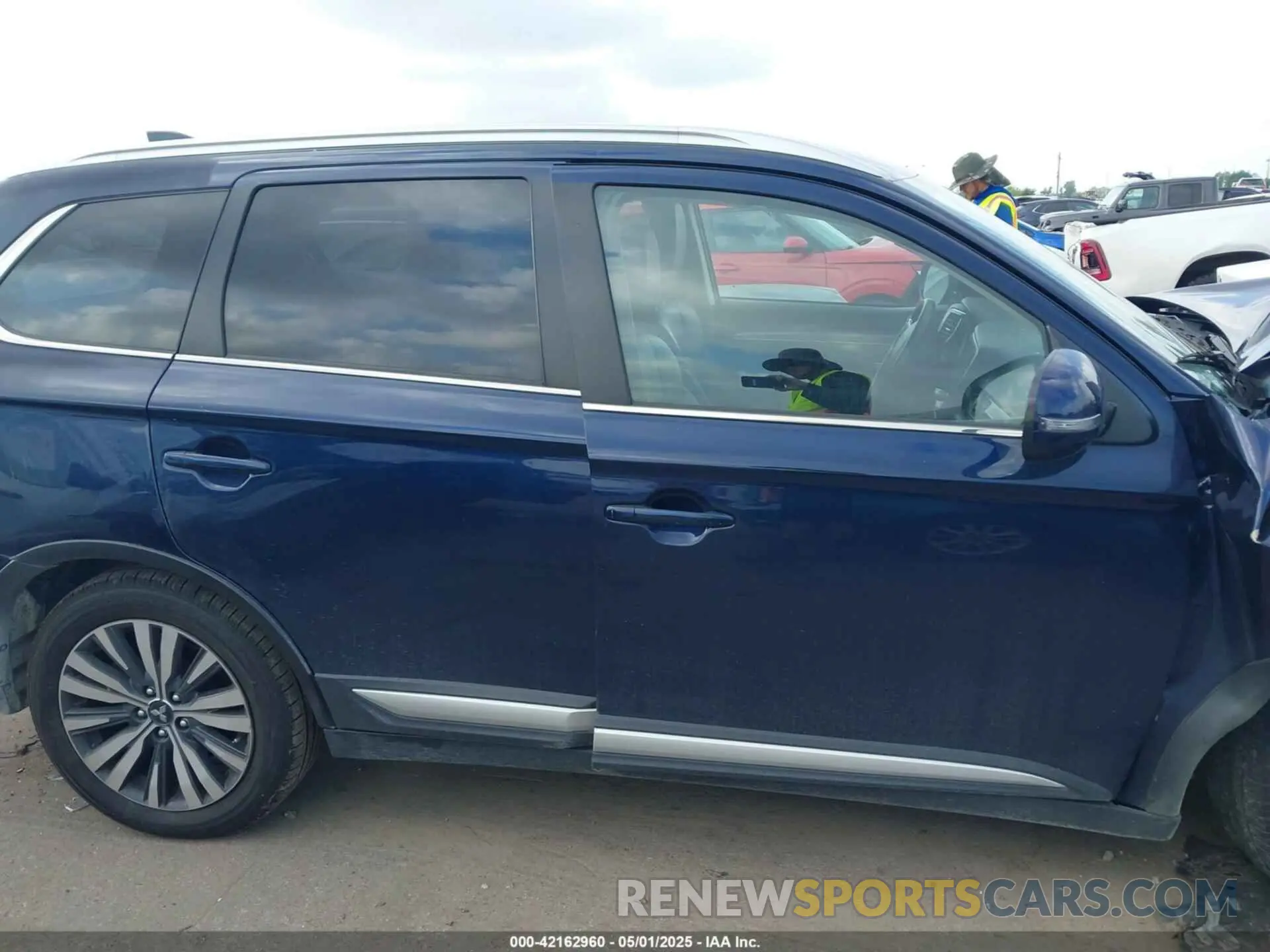 14 Photograph of a damaged car JA4AZ3A39LZ042844 MITSUBISHI OUTLANDER 2020