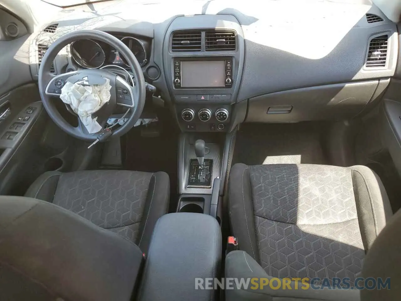 8 Фотография поврежденного автомобиля JA4APUAUXMU011864 MITSUBISHI OUTLANDER 2021