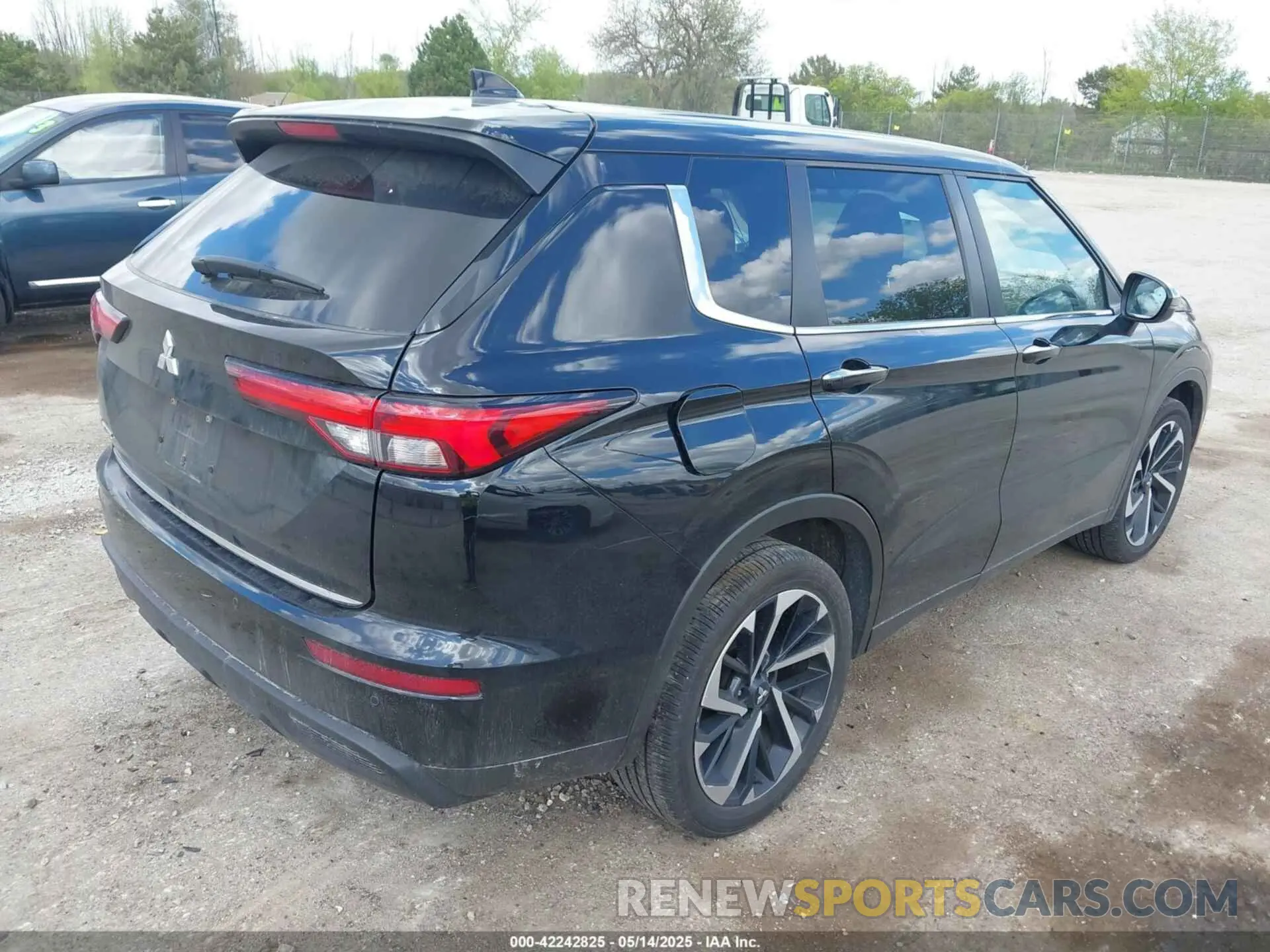 4 Photograph of a damaged car JA4J3TA83NZ063656 MITSUBISHI OUTLANDER 2022