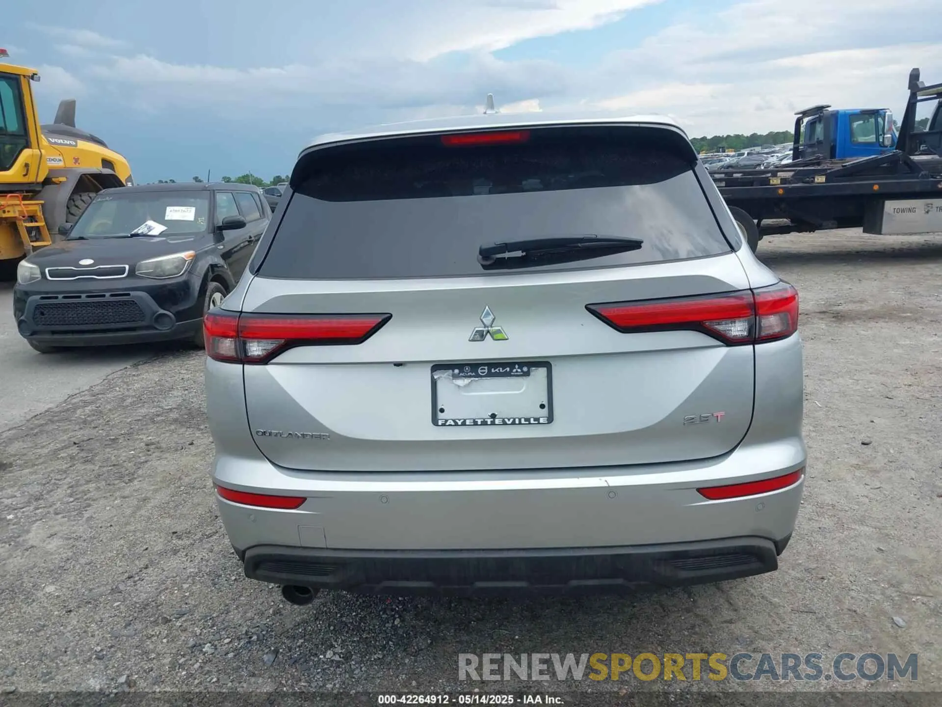17 Photograph of a damaged car JA4J3TA88NZ015201 MITSUBISHI OUTLANDER 2022