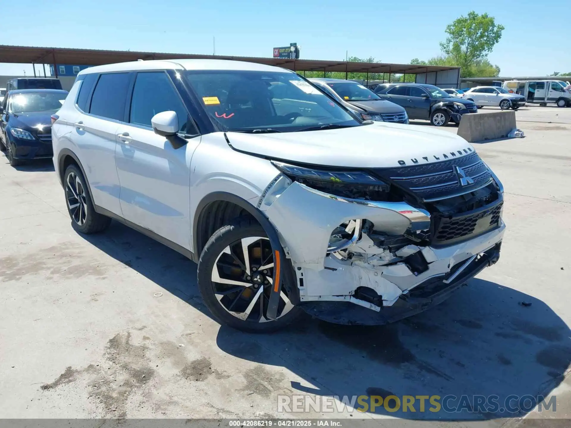 1 Photograph of a damaged car JA4J3UA89NZ090494 MITSUBISHI OUTLANDER 2022