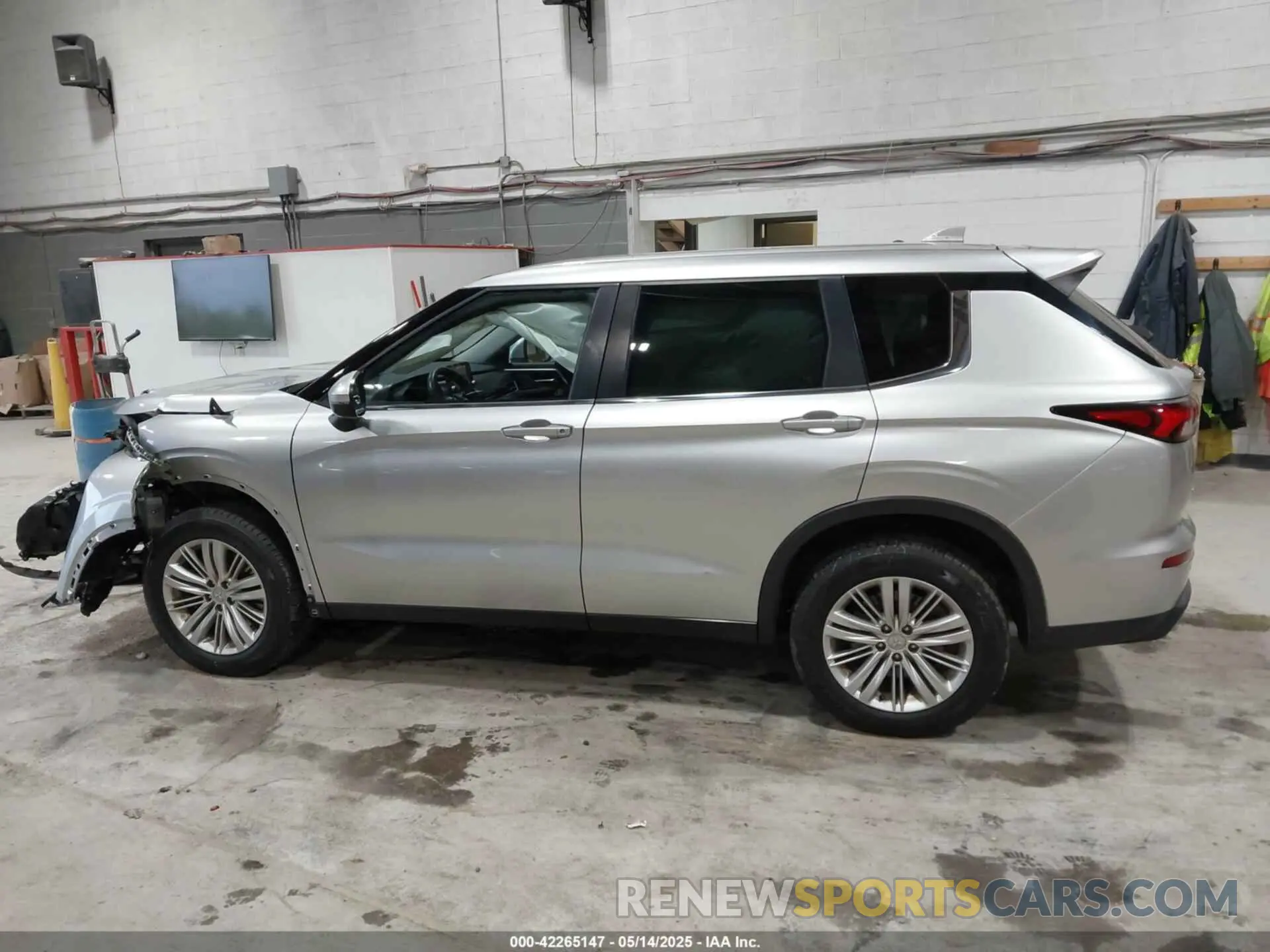 14 Photograph of a damaged car JA4J4TA89NZ033459 MITSUBISHI OUTLANDER 2022