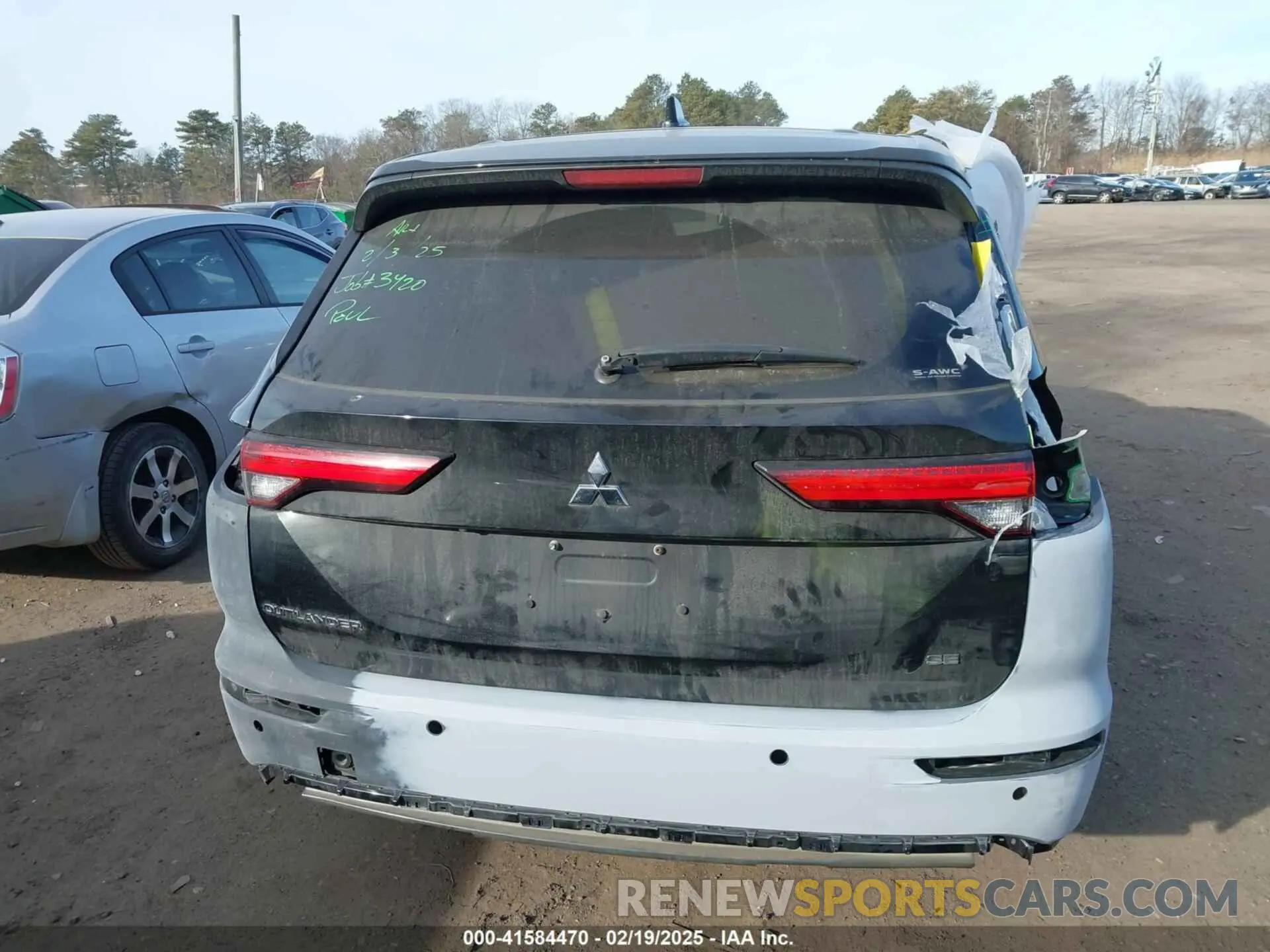 16 Photograph of a damaged car JA4J4UA8XNZ009760 MITSUBISHI OUTLANDER 2022