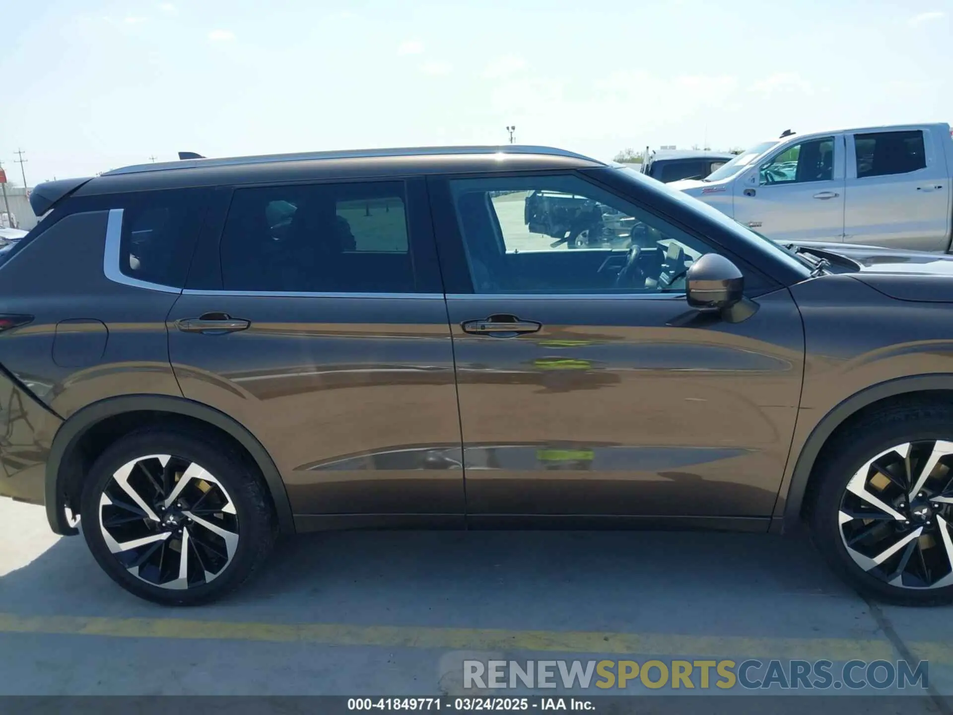 14 Photograph of a damaged car JA4J4VA87NZ058968 MITSUBISHI OUTLANDER 2022