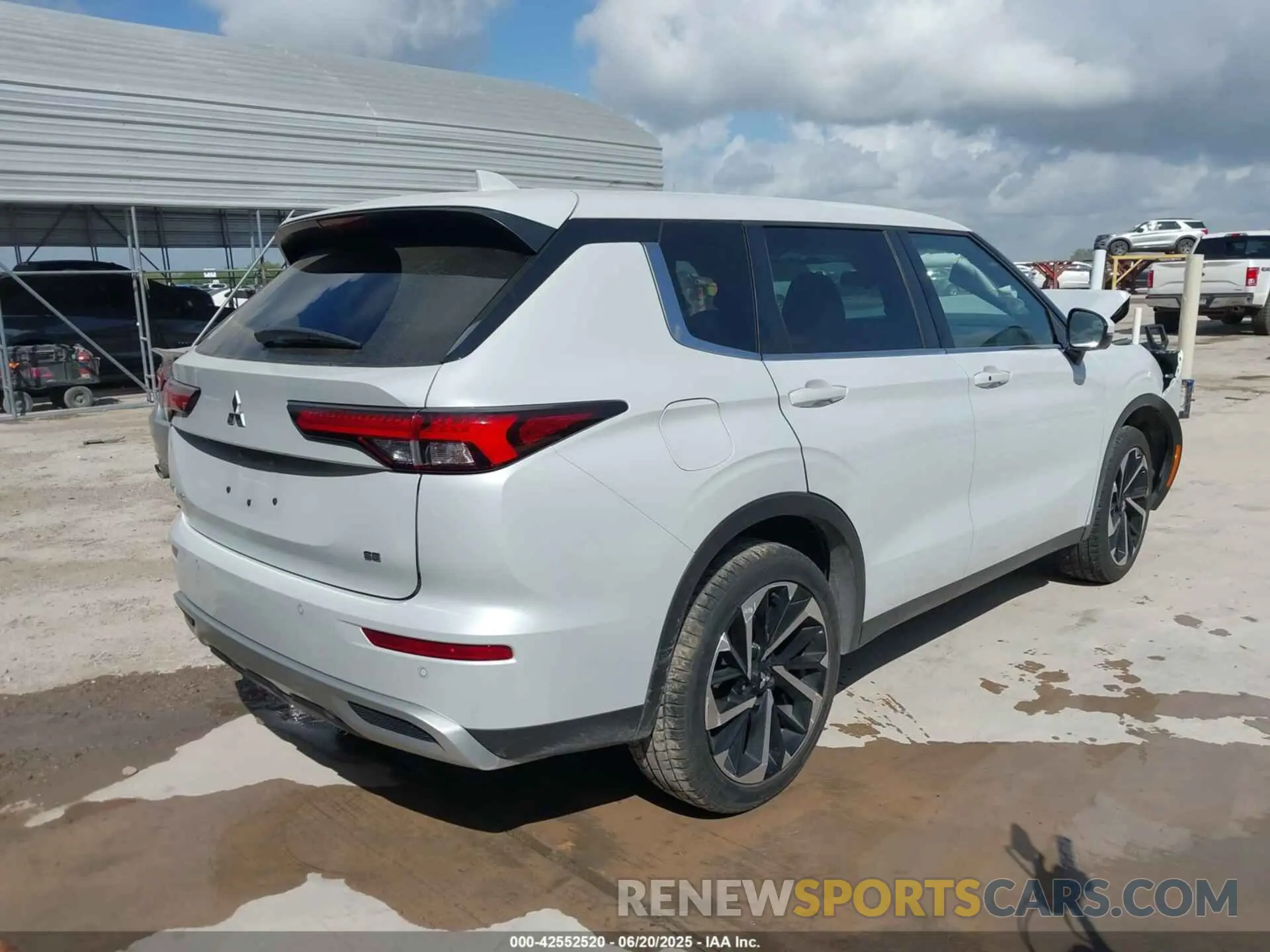 4 Фотография поврежденного автомобиля JA4J3UA81PZ034018 MITSUBISHI OUTLANDER 2023
