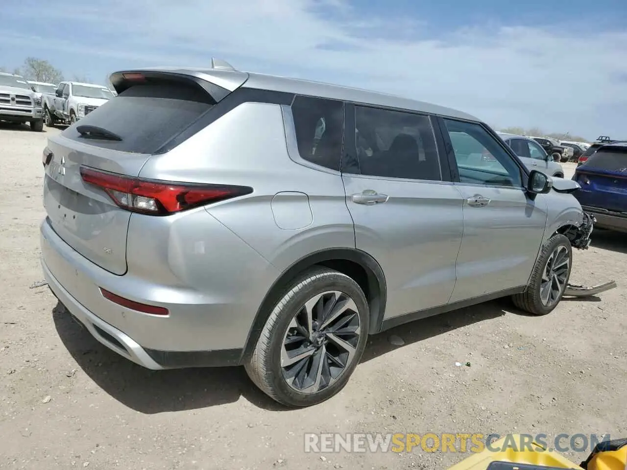 3 Фотография поврежденного автомобиля JA4J3UA87PZ057867 MITSUBISHI OUTLANDER 2023