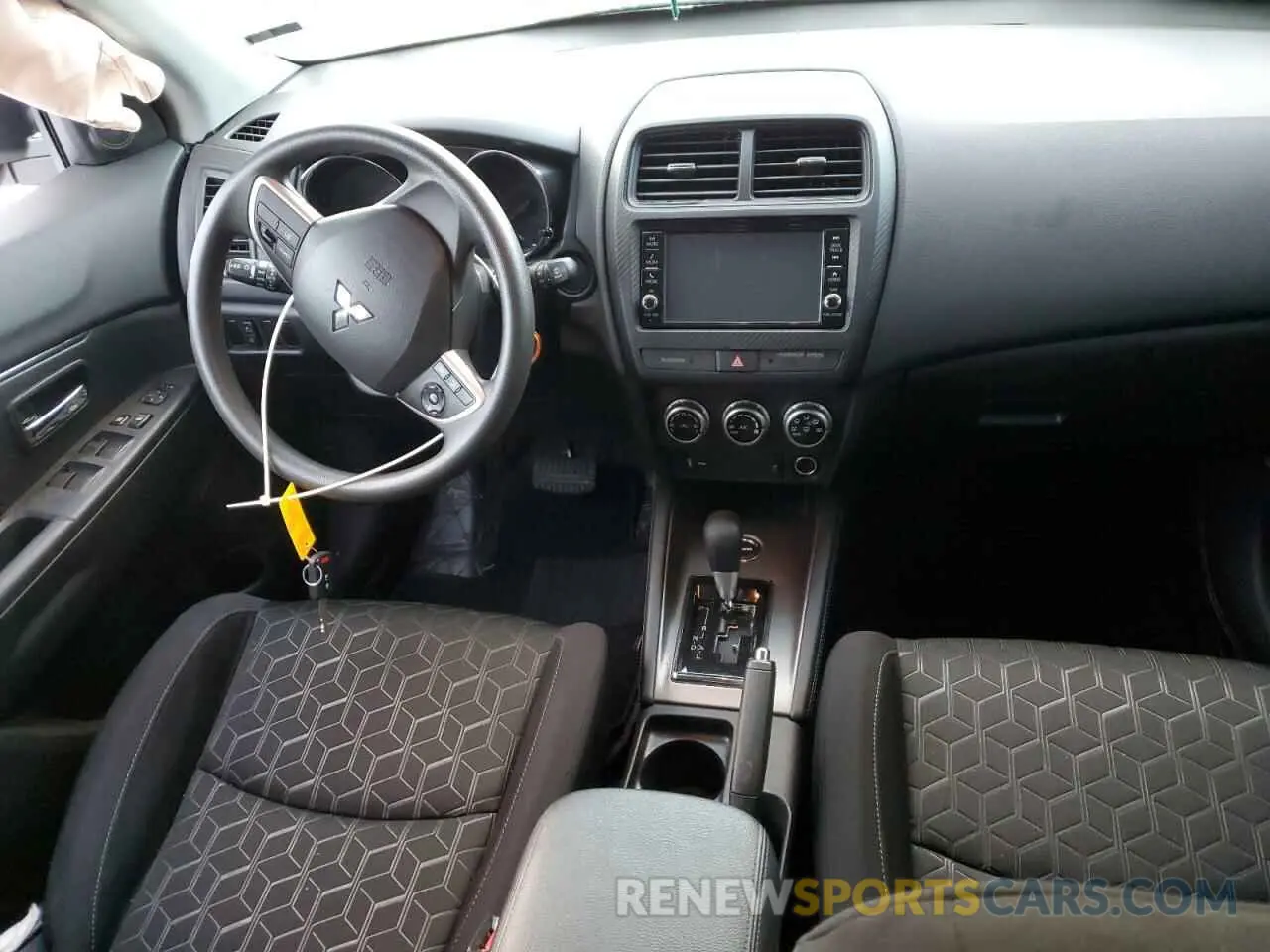 8 Фотография поврежденного автомобиля JA4ARUAUXRU009792 MITSUBISHI OUTLANDER 2024