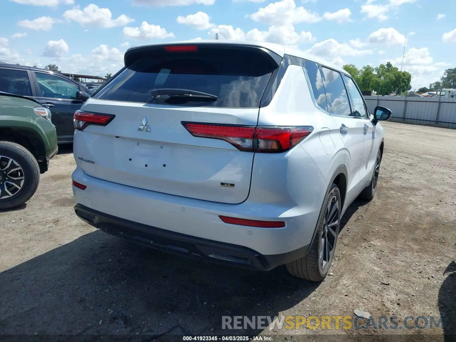 4 Фотография поврежденного автомобиля JA4J3VA89RZ080284 MITSUBISHI OUTLANDER 2024