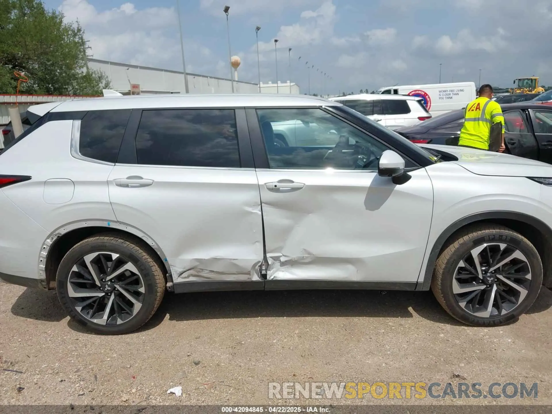 13 Фотография поврежденного автомобиля JA4J4VA82RZ032400 MITSUBISHI OUTLANDER 2024