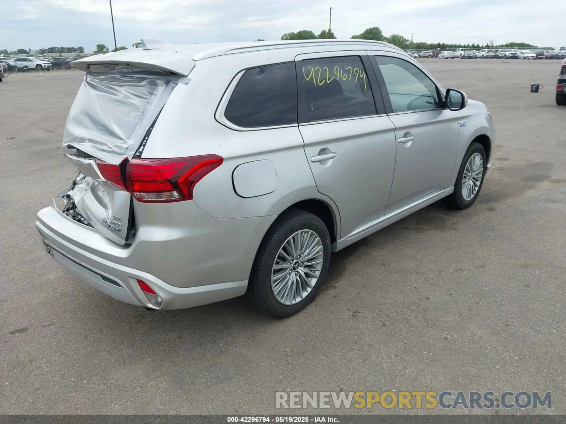 4 Photograph of a damaged car JA4J24A53KZ053560 MITSUBISHI OUTLANDER PHEV 2019