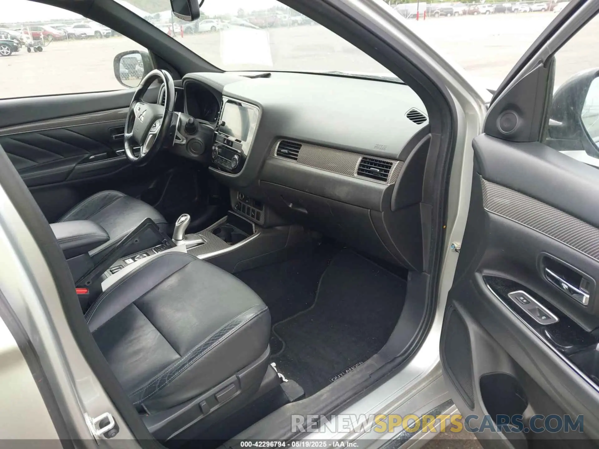 5 Photograph of a damaged car JA4J24A53KZ053560 MITSUBISHI OUTLANDER PHEV 2019