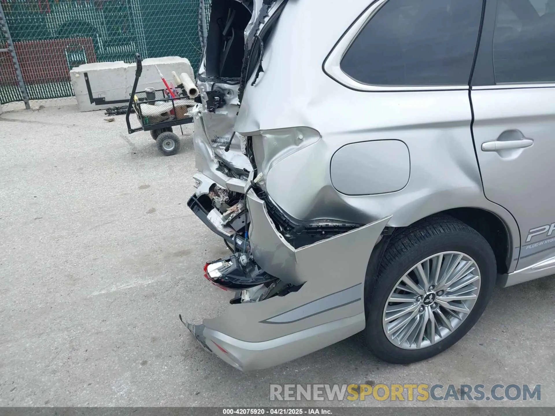 17 Photograph of a damaged car JA4J24A54KZ047069 MITSUBISHI OUTLANDER PHEV 2019