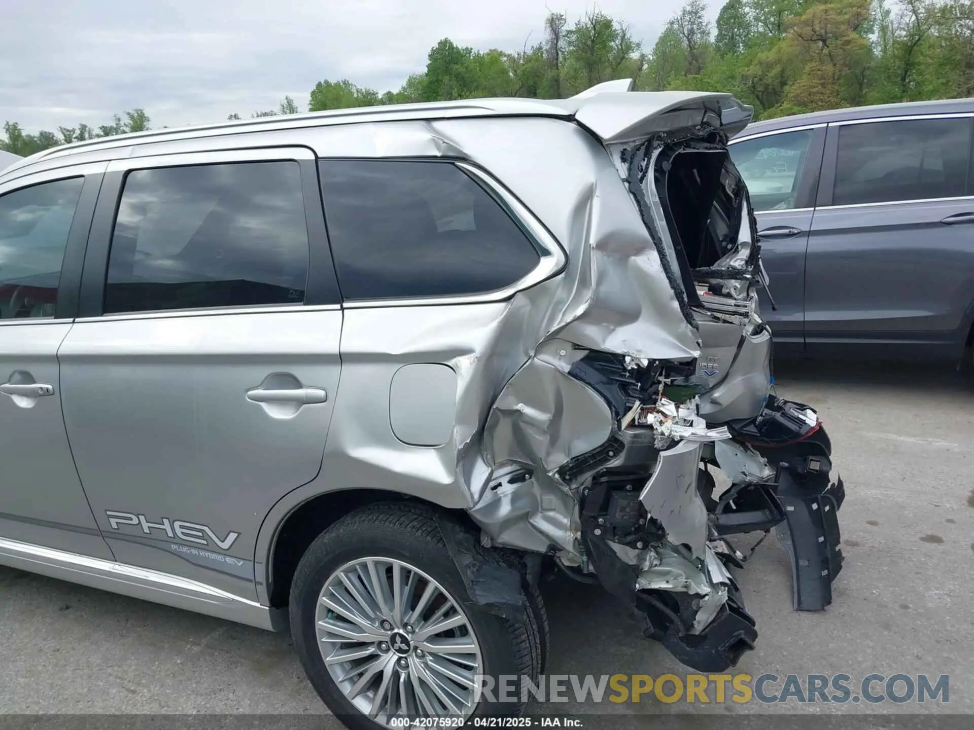 18 Photograph of a damaged car JA4J24A54KZ047069 MITSUBISHI OUTLANDER PHEV 2019